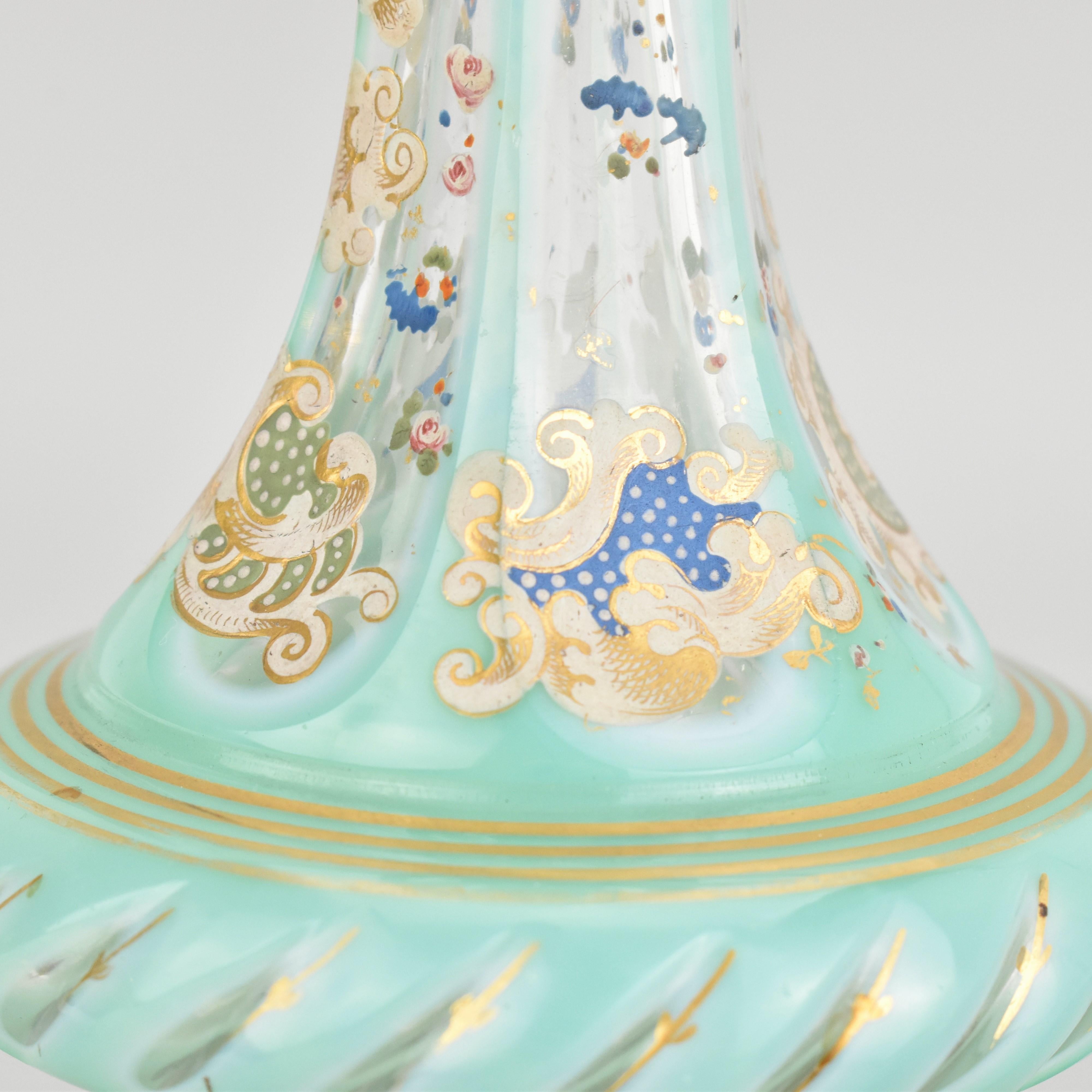 Flacon de parfum de Bohème antique Biedermeier en verre émaillé incrusté, 19ème siècle en vente 1