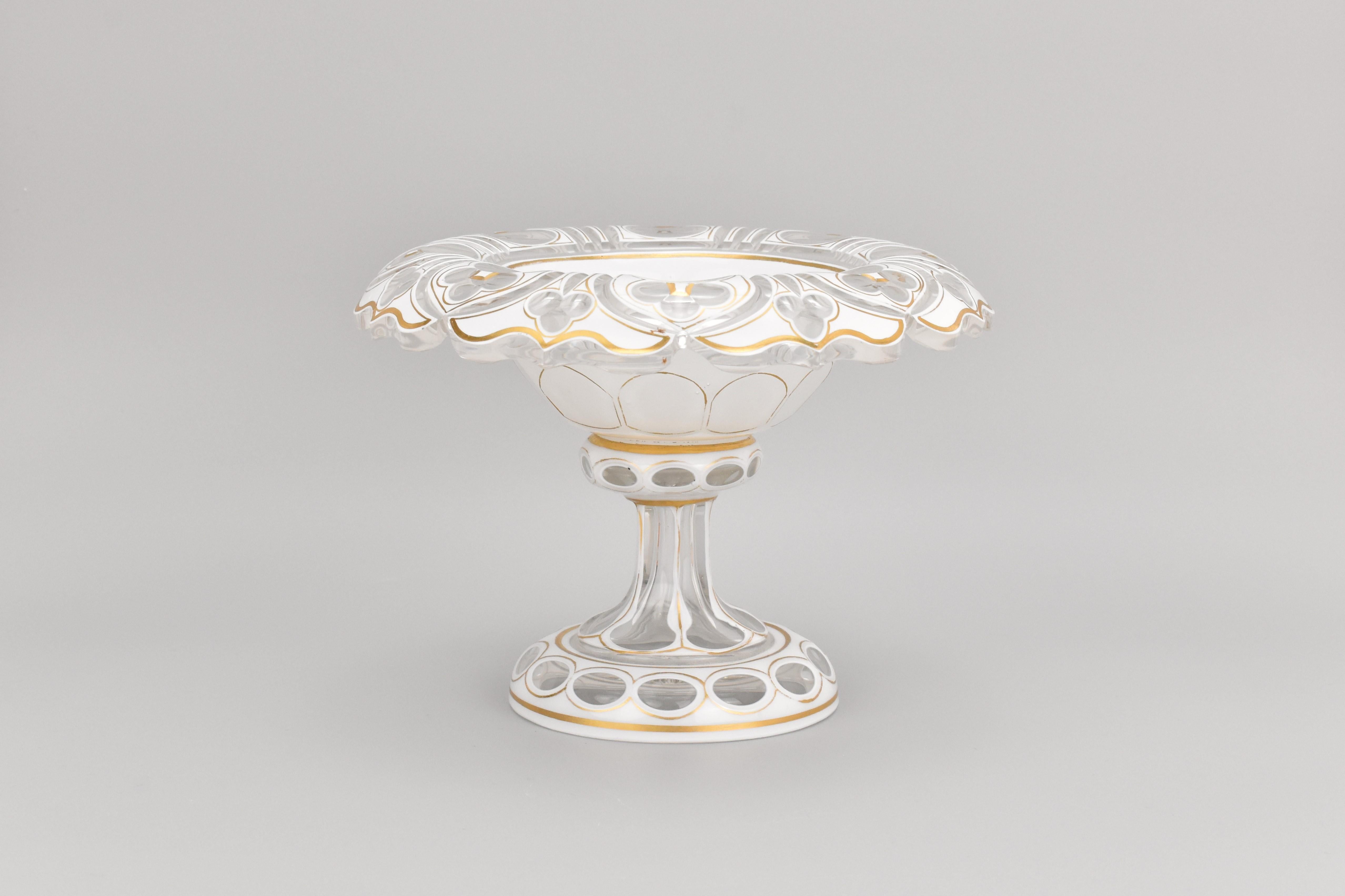 Antiguo Centro de Mesa Tazón Tazza de Vidrio Superpuesto de Bohemia, Siglo XIX Dorado en venta