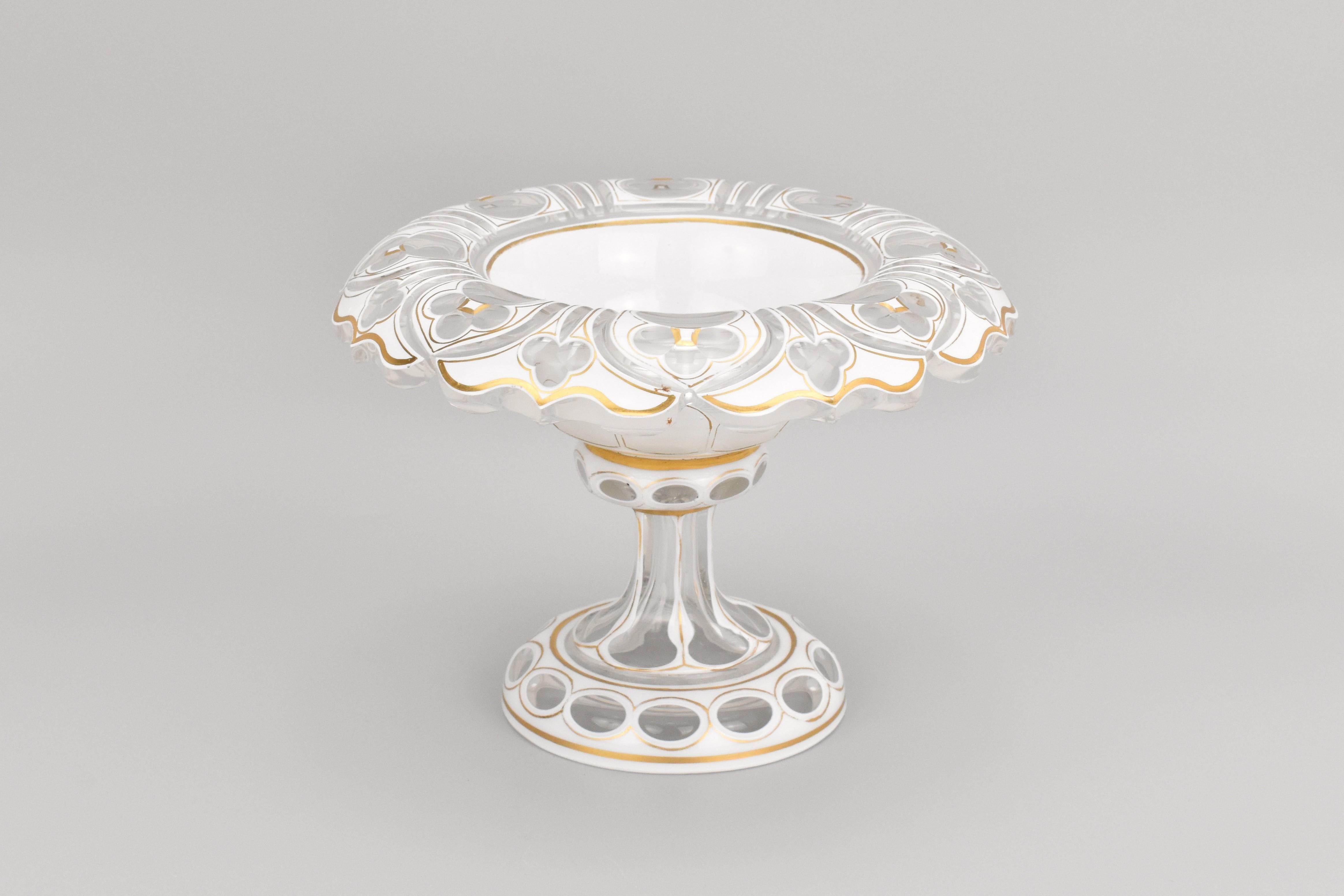 Antiguo Centro de Mesa Tazón Tazza de Vidrio Superpuesto de Bohemia, Siglo XIX en Bueno estado para la venta en Rostock, MV
