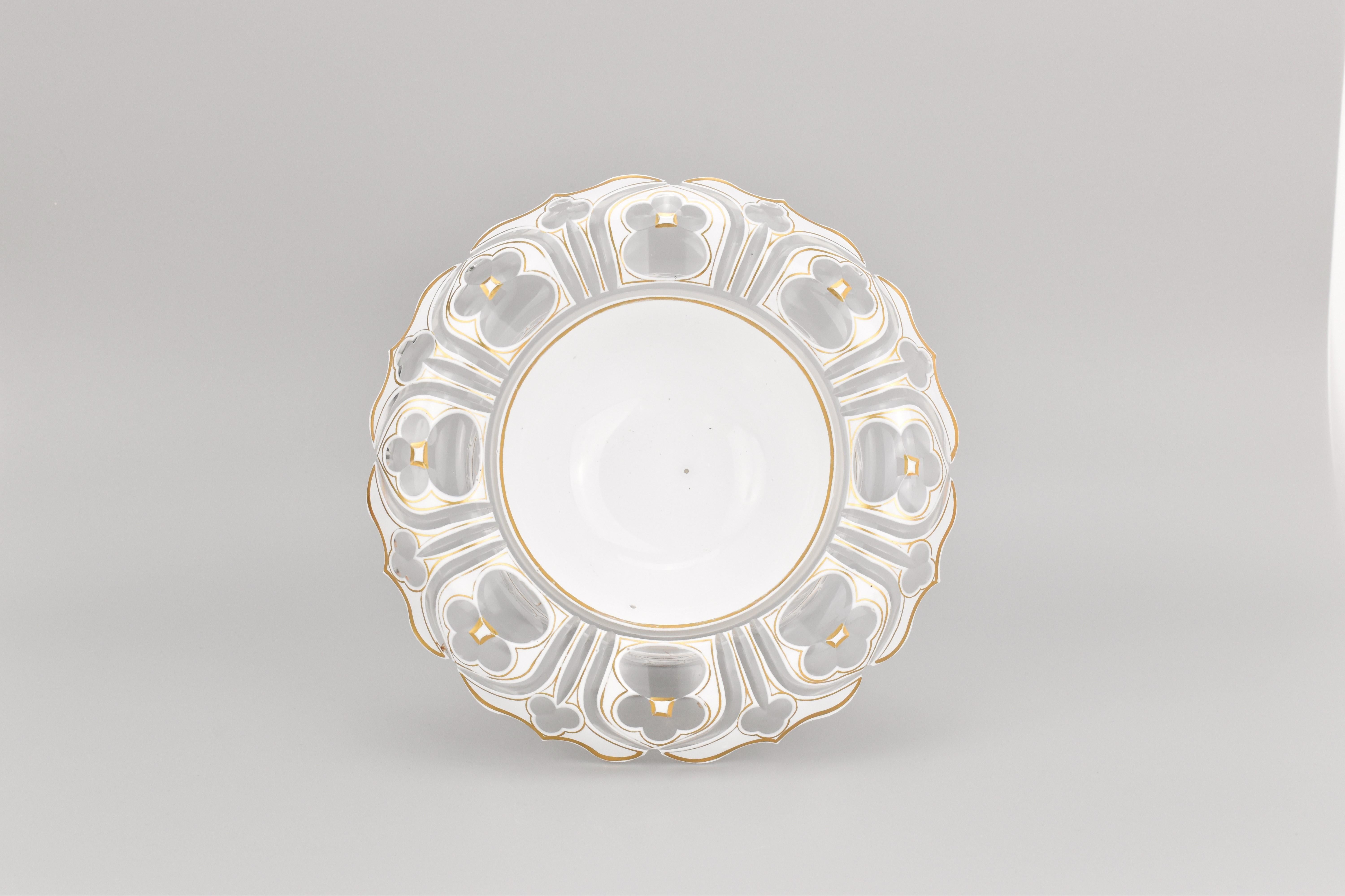 Antiguo Centro de Mesa Tazón Tazza de Vidrio Superpuesto de Bohemia, Siglo XIX en venta 1