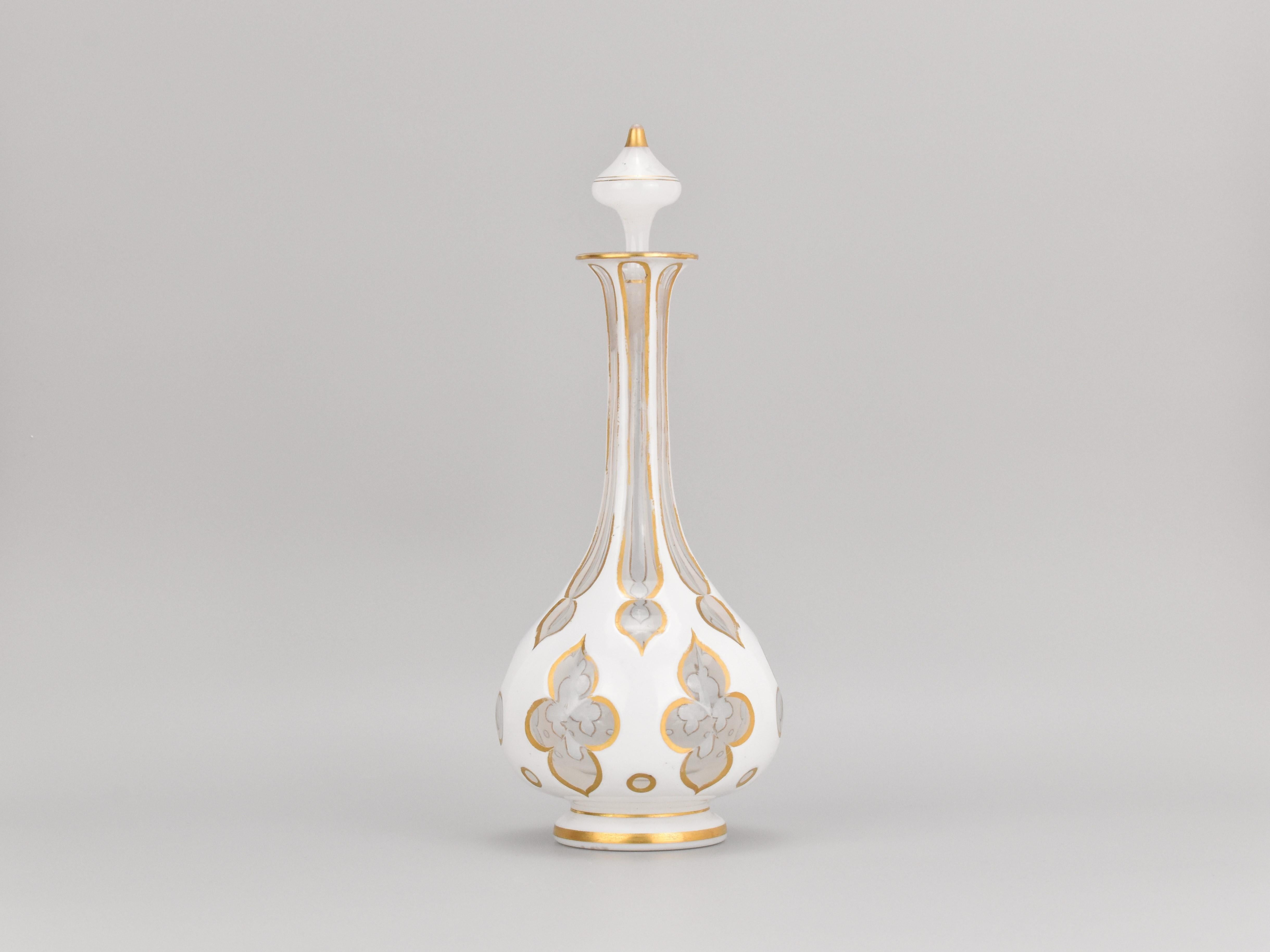 Ce grand flacon de parfum ancien, avec son bouchon, est un bel exemple de verre de Bohème du XIXe siècle. Conçue avec un design à double couche, la pièce présente un verre transparent recouvert d'un verre opalin blanc laiteux, créant un contraste