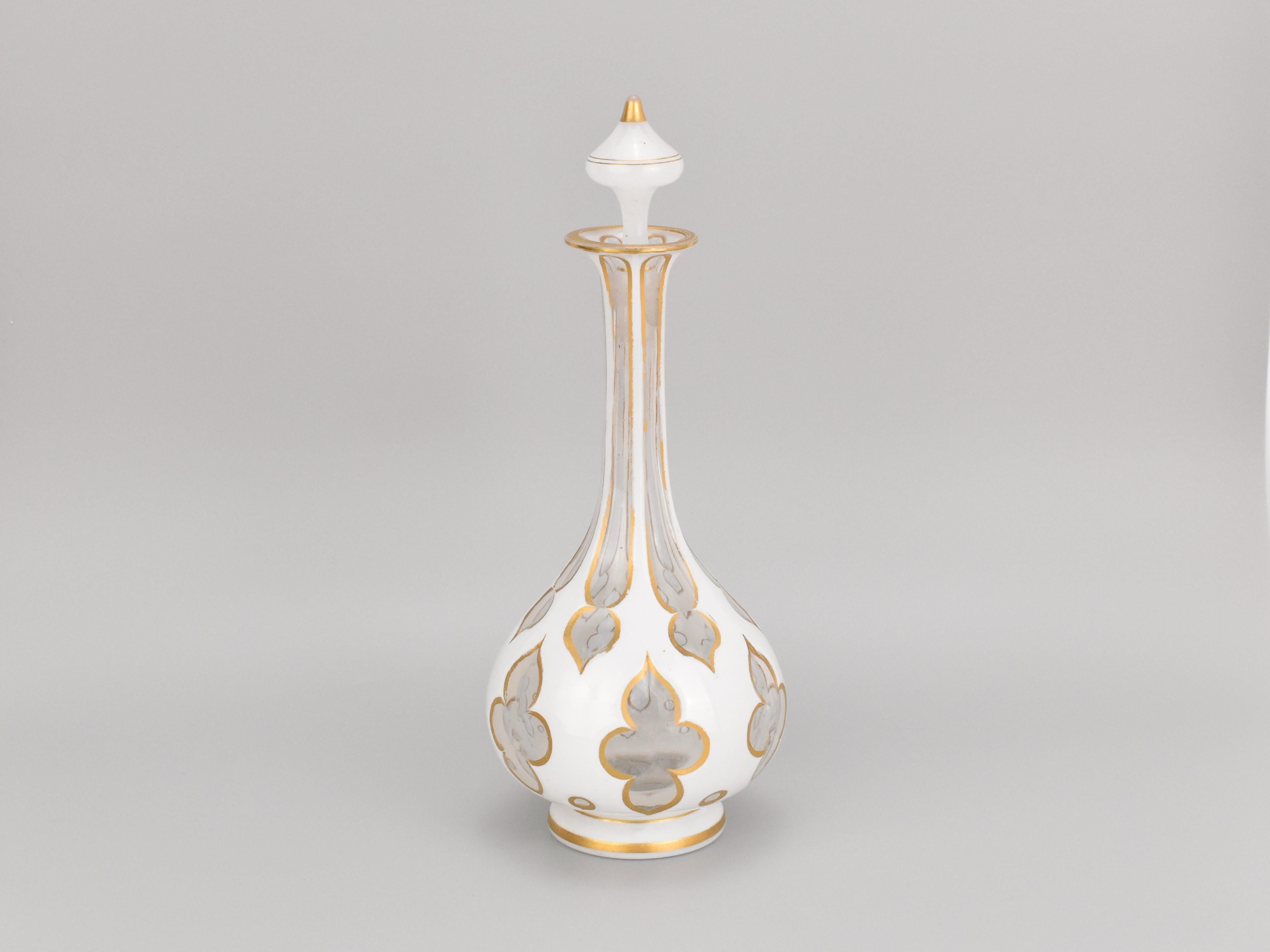 Doré Bouteille de parfum bohème ancienne recouverte de verre doré, 19ème siècle en vente