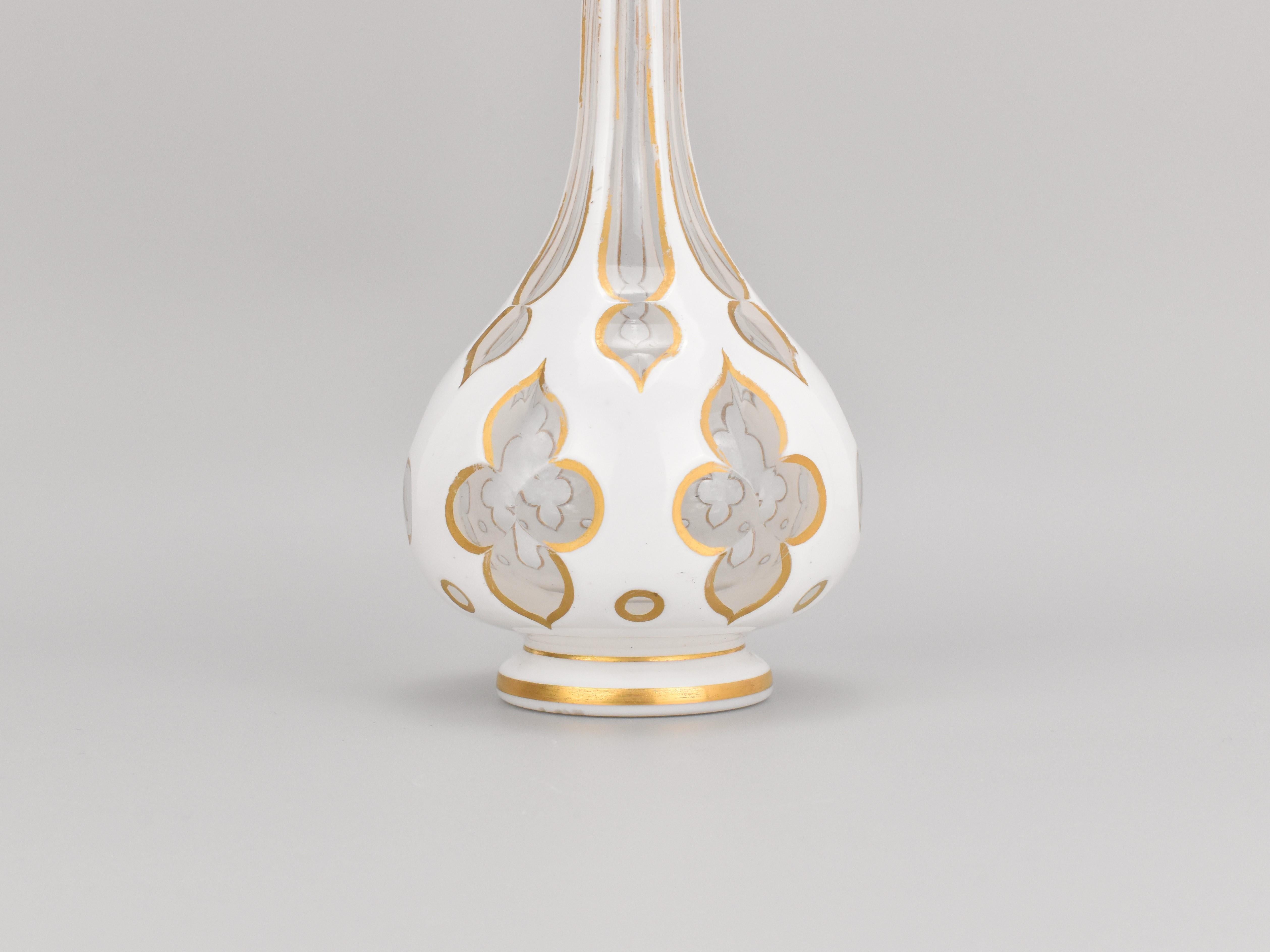 Bouteille de parfum bohème ancienne recouverte de verre doré, 19ème siècle Bon état - En vente à Rostock, MV