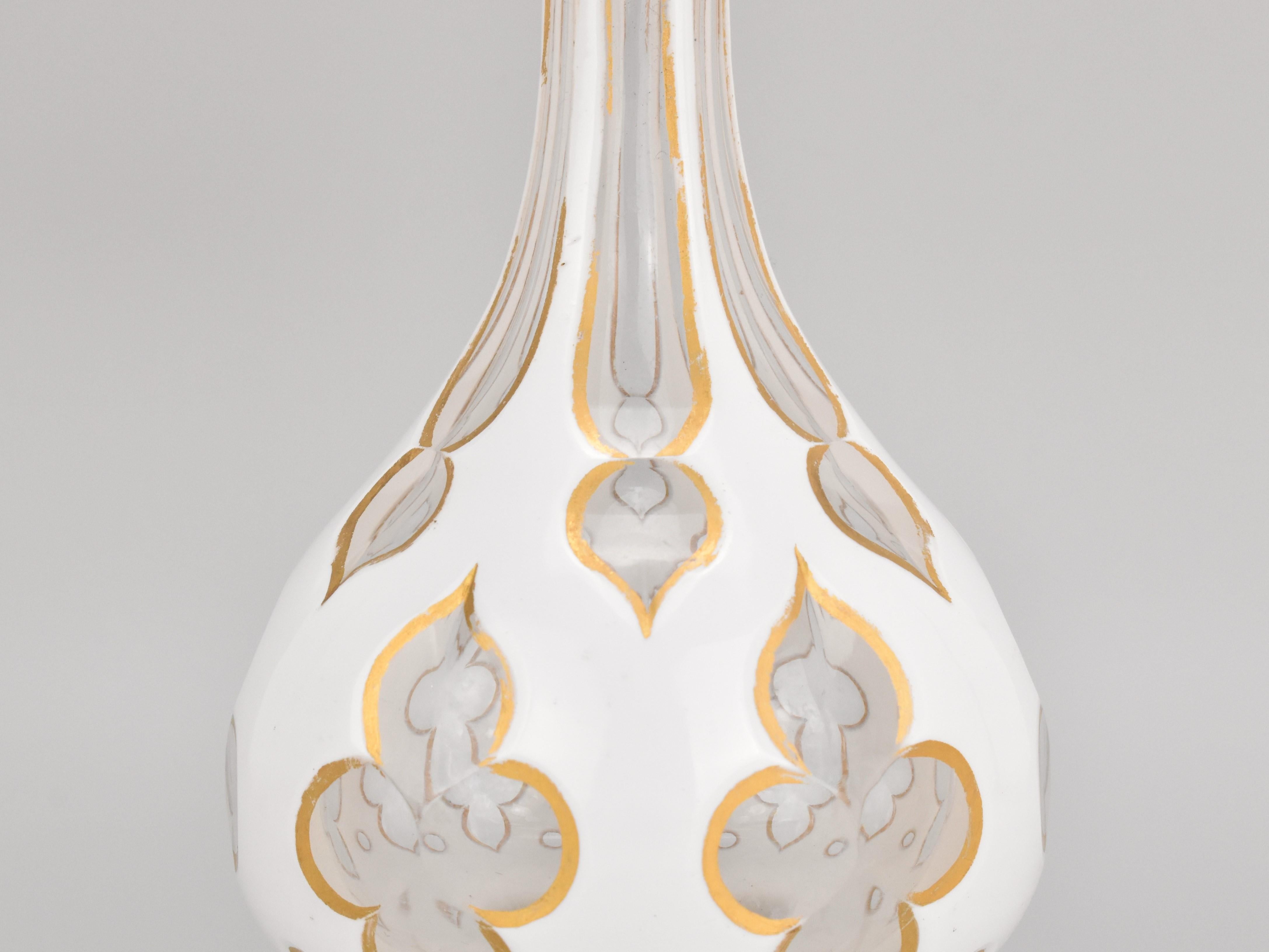 XIXe siècle Bouteille de parfum bohème ancienne recouverte de verre doré, 19ème siècle en vente