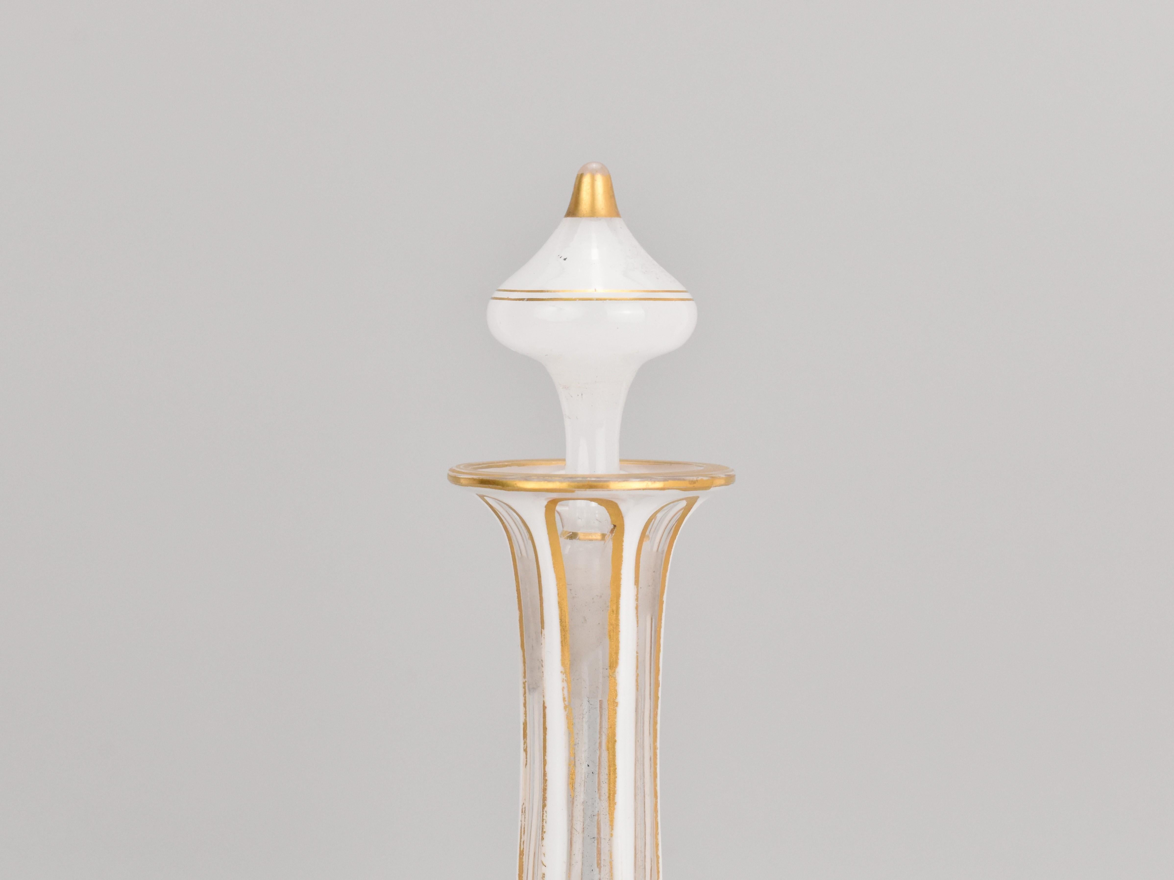 Verre opalin Bouteille de parfum bohème ancienne recouverte de verre doré, 19ème siècle en vente