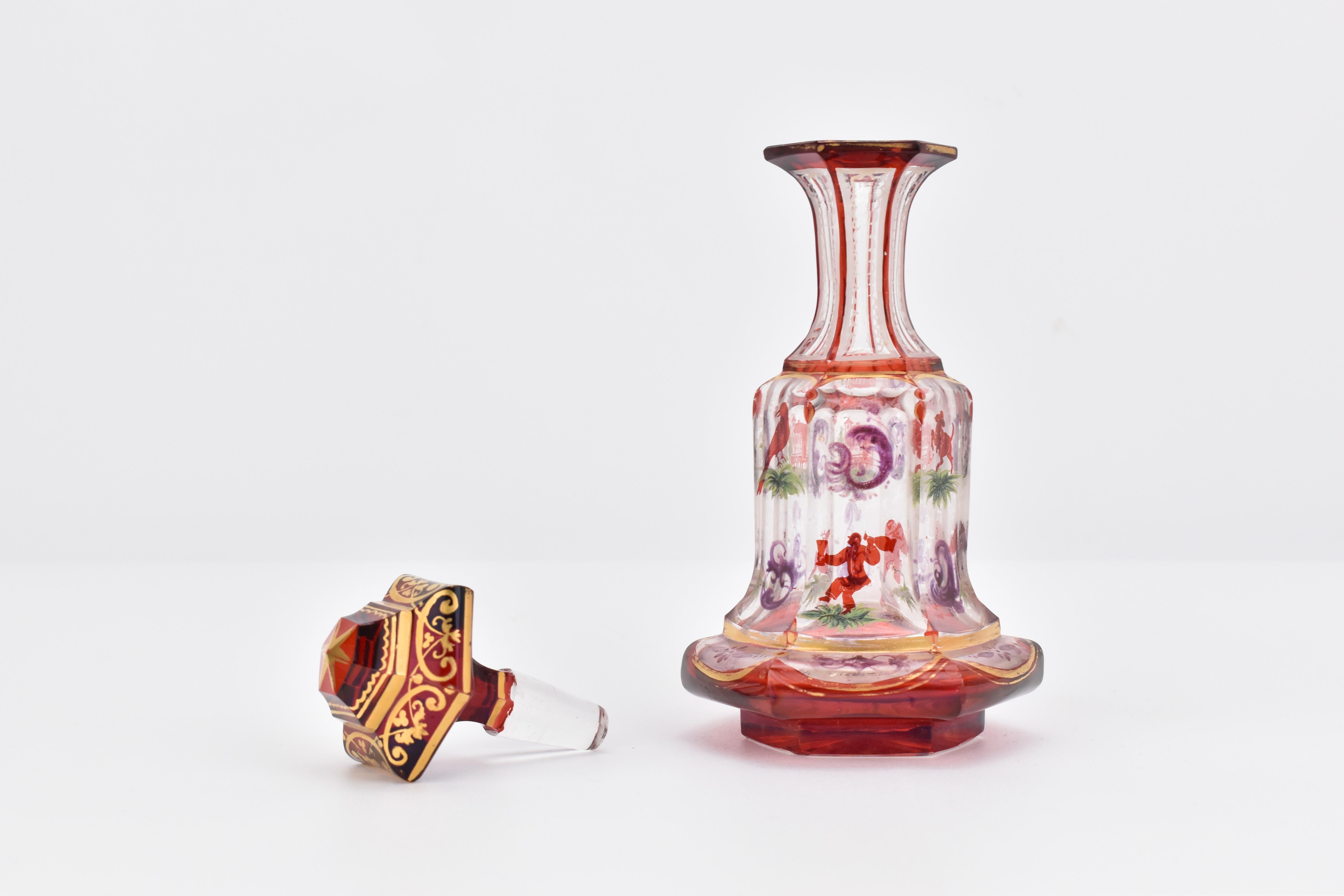 Dorato Antica bottiglia di profumo in vetro smaltato rosso rubino con sovrapposizione boema, XIX secolo in vendita