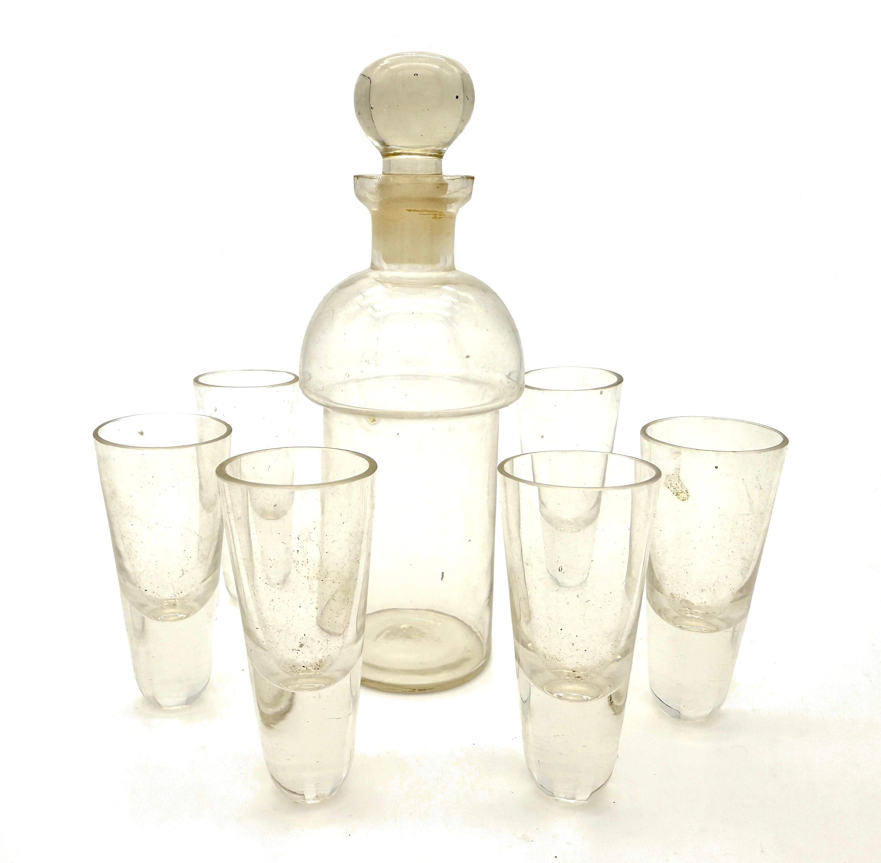 Belle Époque Antico decanter a forma di uovo di Pasqua in vetro blu dipinto di Boemia con 6 bicchieri in vendita
