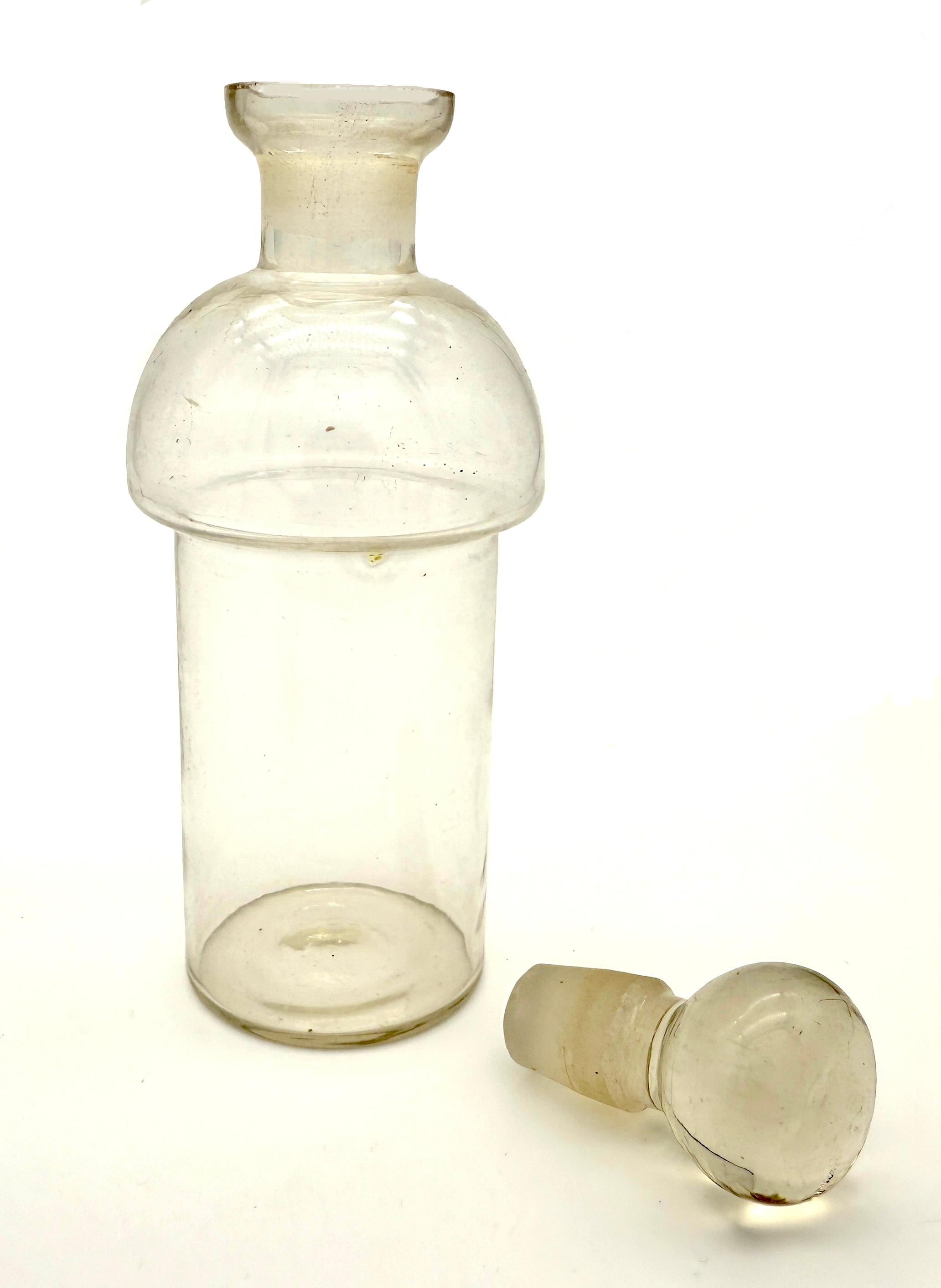 Ceco Antico decanter a forma di uovo di Pasqua in vetro blu dipinto di Boemia con 6 bicchieri in vendita