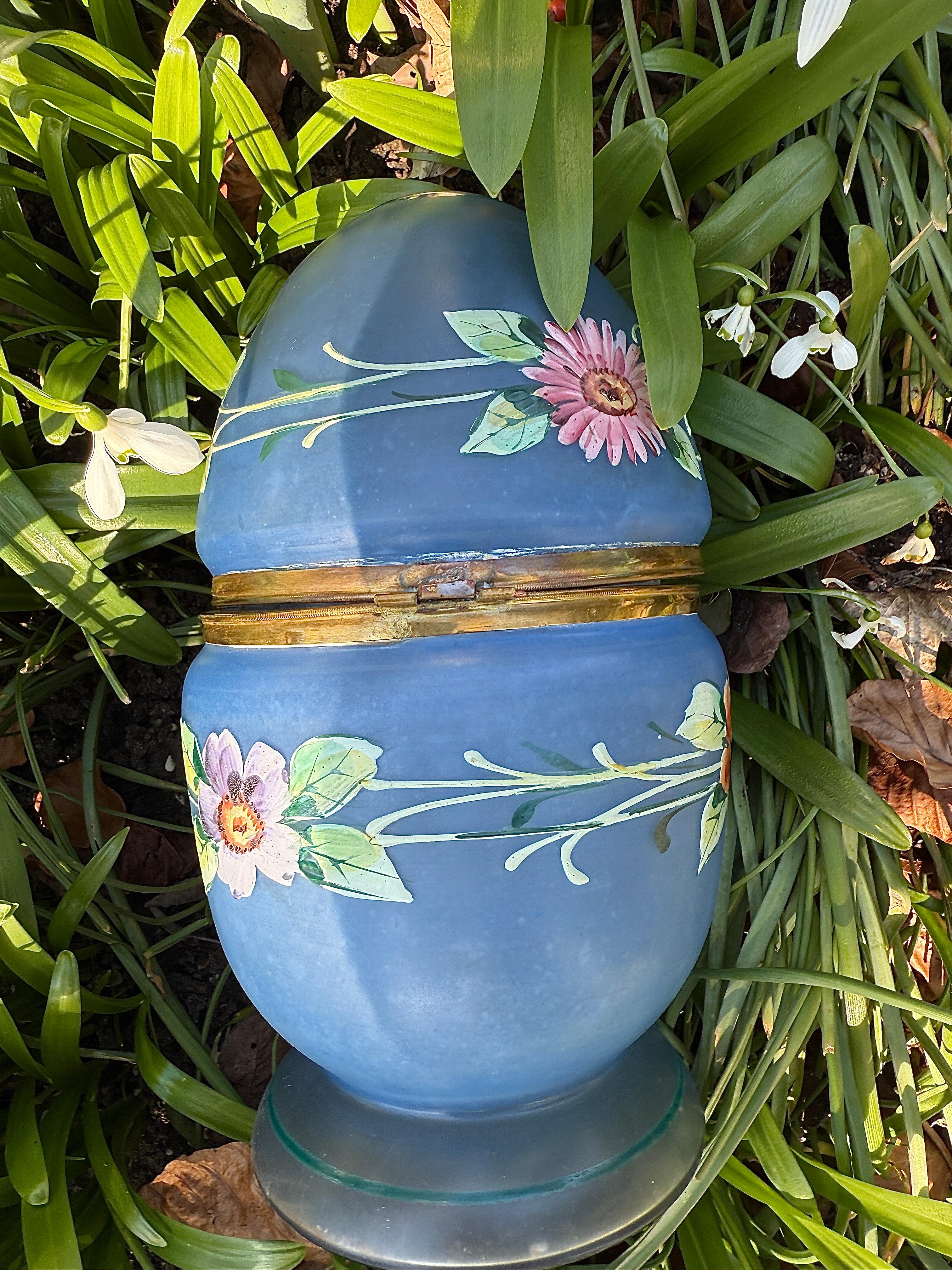 Antico decanter a forma di uovo di Pasqua in vetro blu dipinto di Boemia con 6 bicchieri In condizioni buone in vendita a Munich, DE