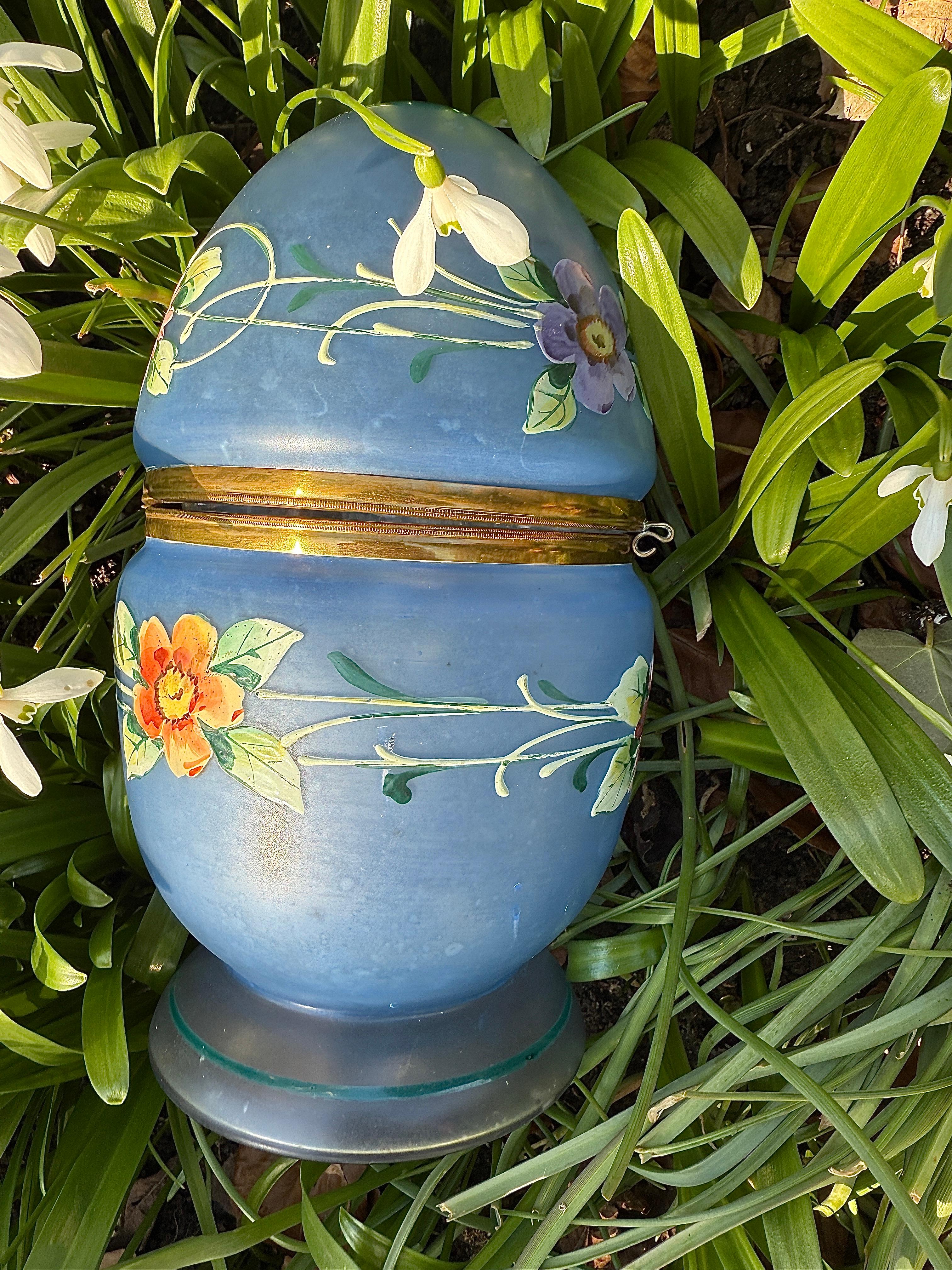 Fine XIX secolo Antico decanter a forma di uovo di Pasqua in vetro blu dipinto di Boemia con 6 bicchieri in vendita