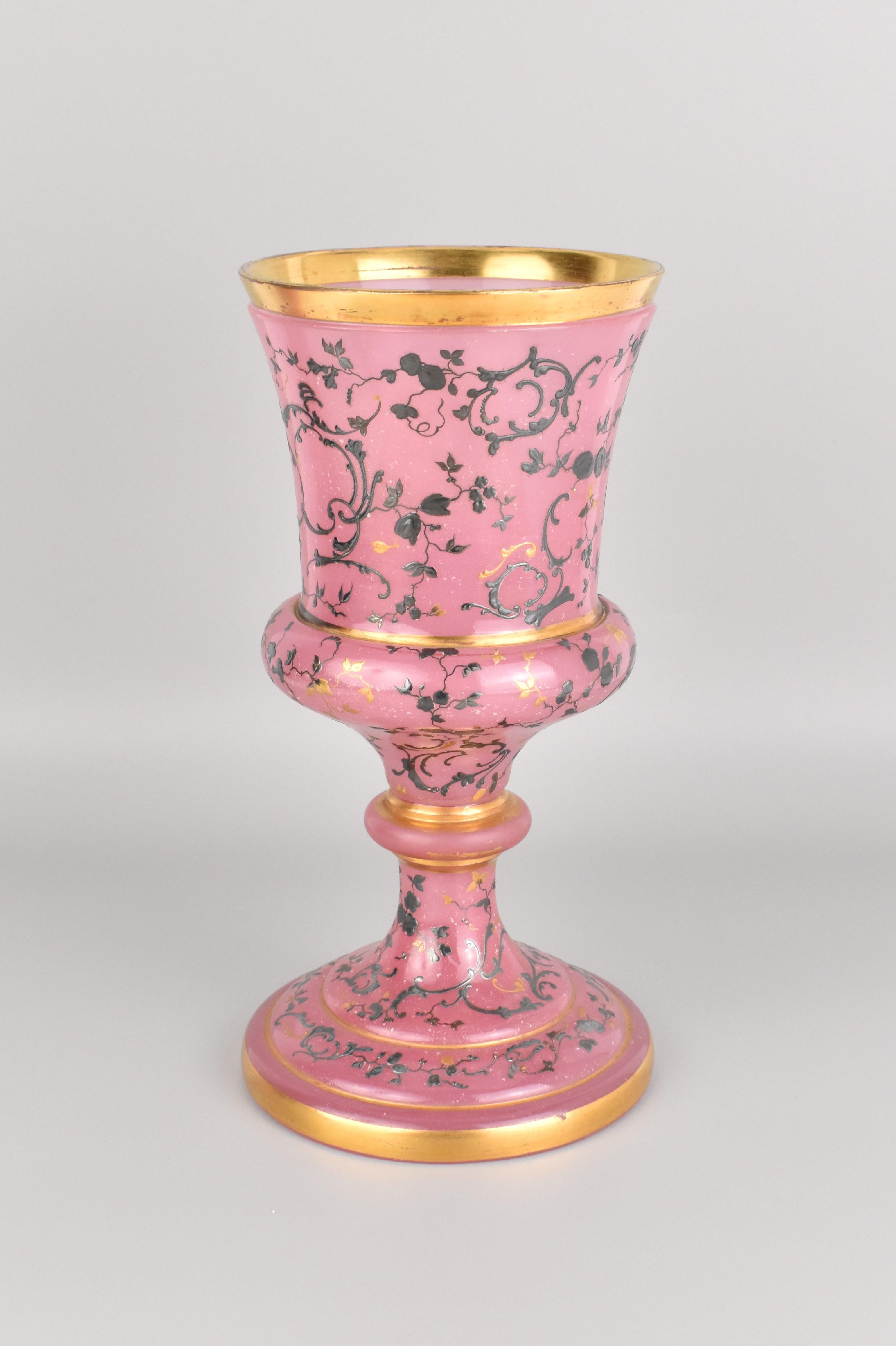 Antique gobelet de Bohème en verre émaillé d'opaline rose de Moser 19ème siècle en vente 2