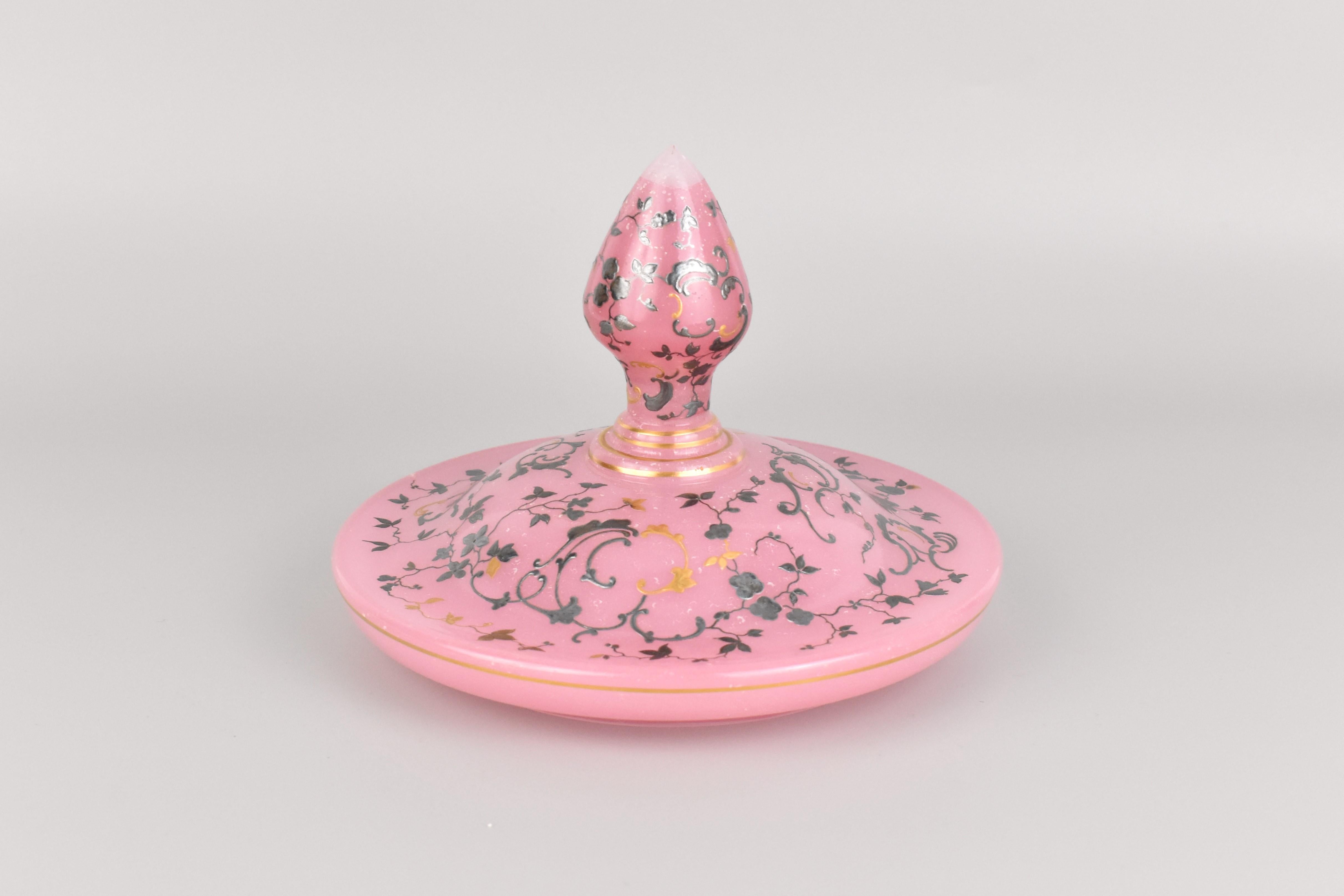 Antique gobelet de Bohème en verre émaillé d'opaline rose de Moser 19ème siècle en vente 3