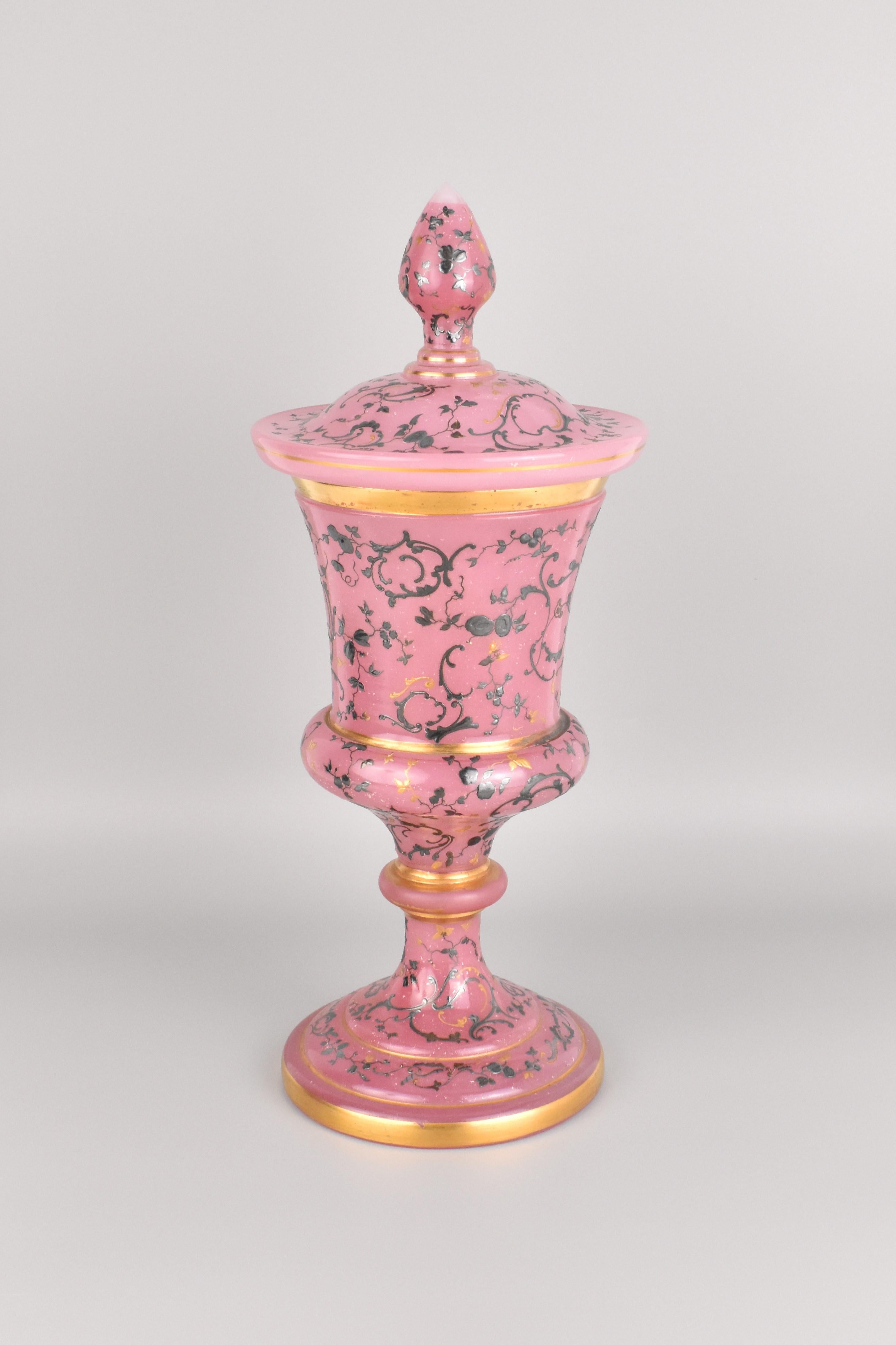Un gobelet exceptionnellement rare en verre albâtre opalin de qualité musée, présentant deux couches d'une étonnante teinte rose. Le corps circulaire est richement orné d'émaux argentés et dorés peints à la main, mettant en valeur des motifs floraux