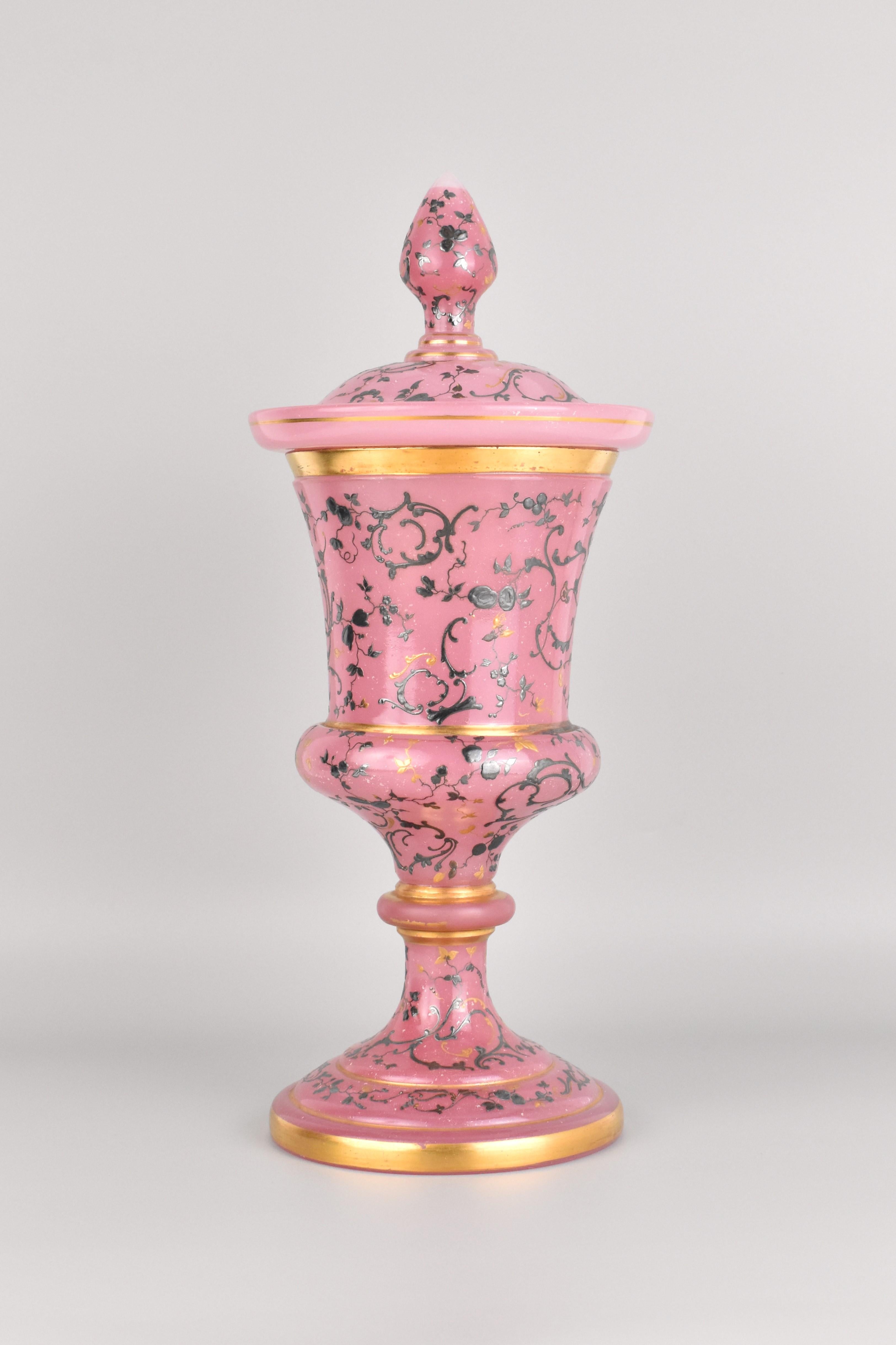 Émaillé Antique gobelet de Bohème en verre émaillé d'opaline rose de Moser 19ème siècle en vente