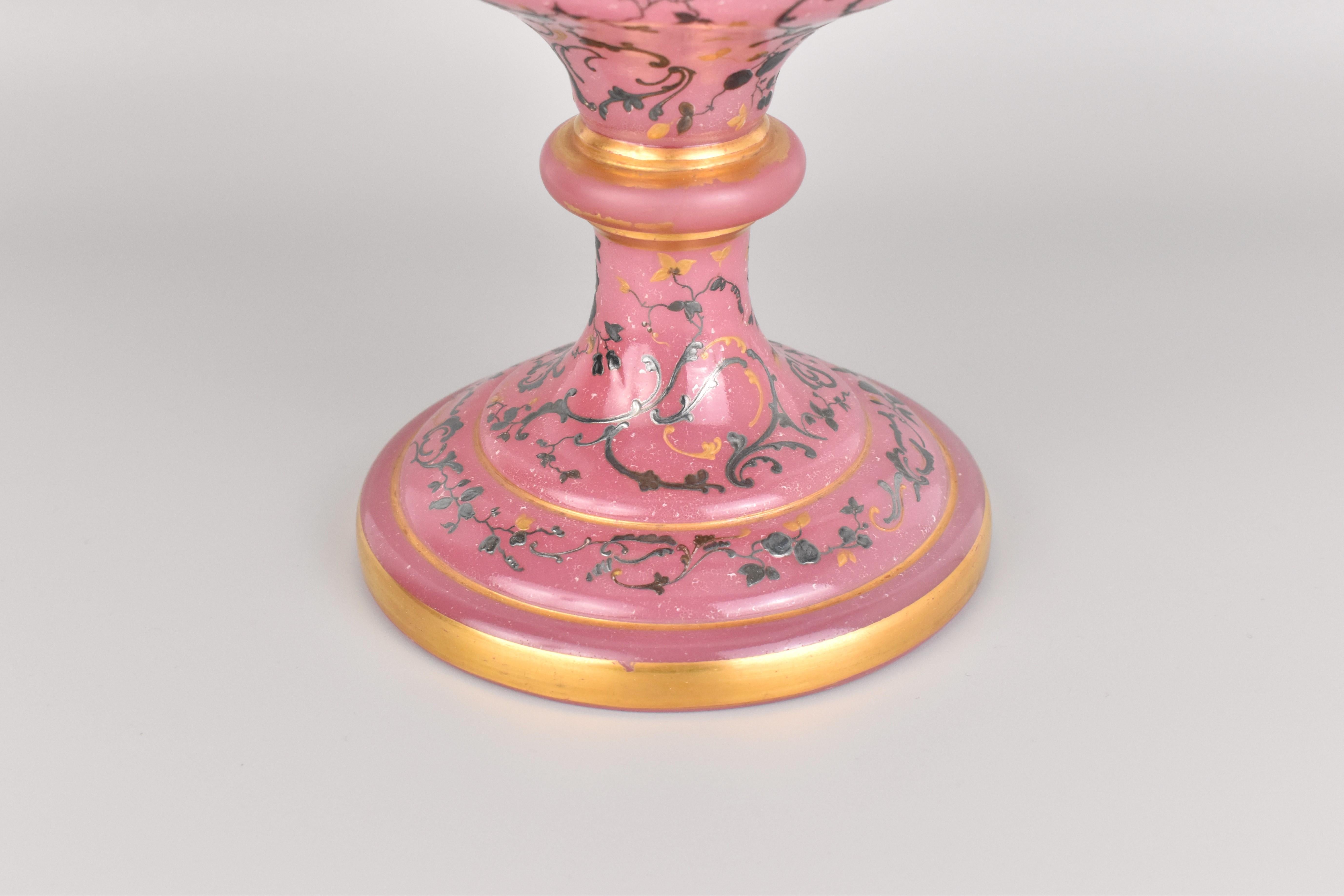 Antique gobelet de Bohème en verre émaillé d'opaline rose de Moser 19ème siècle Bon état - En vente à Rostock, MV