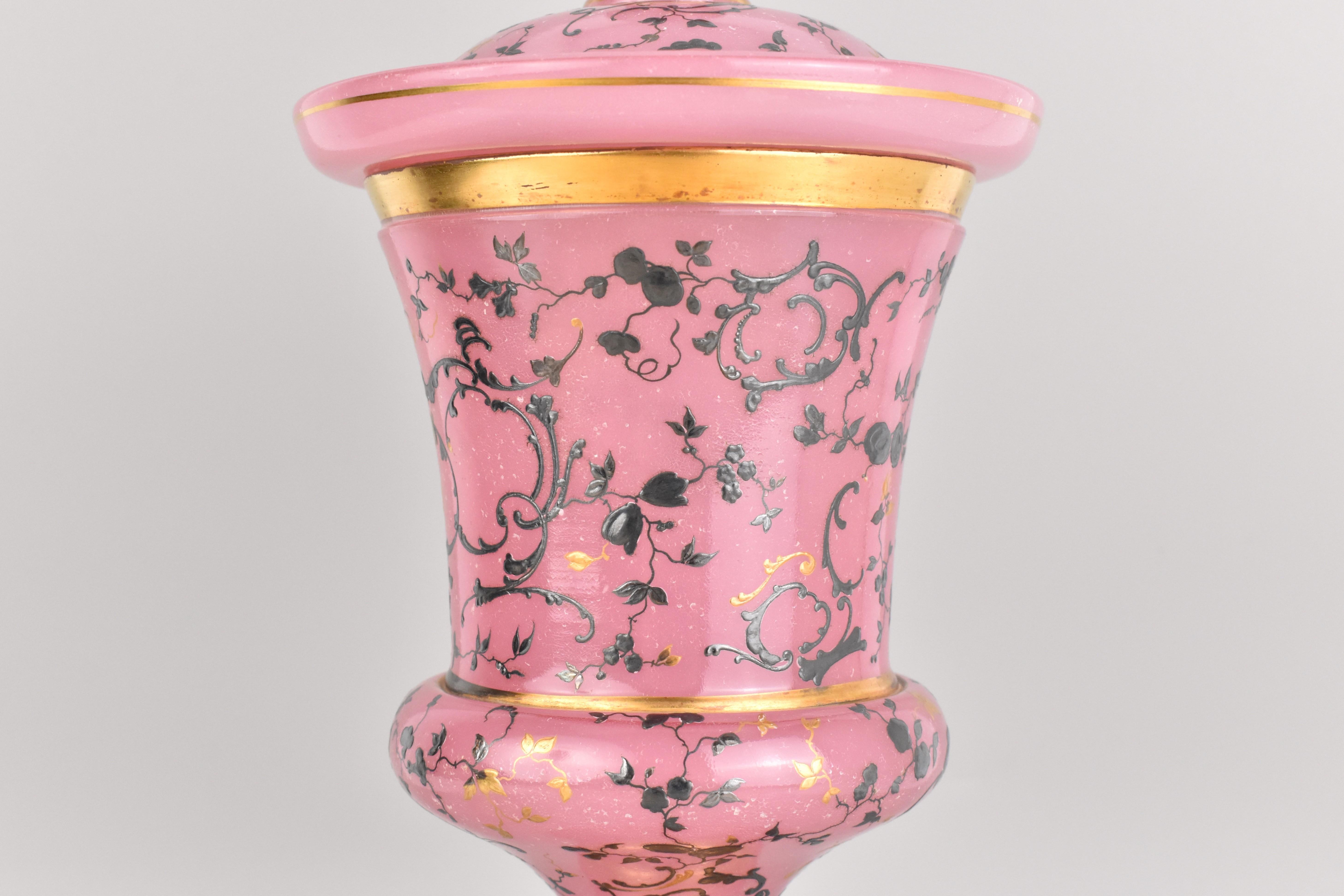 Verre opalin Antique gobelet de Bohème en verre émaillé d'opaline rose de Moser 19ème siècle en vente
