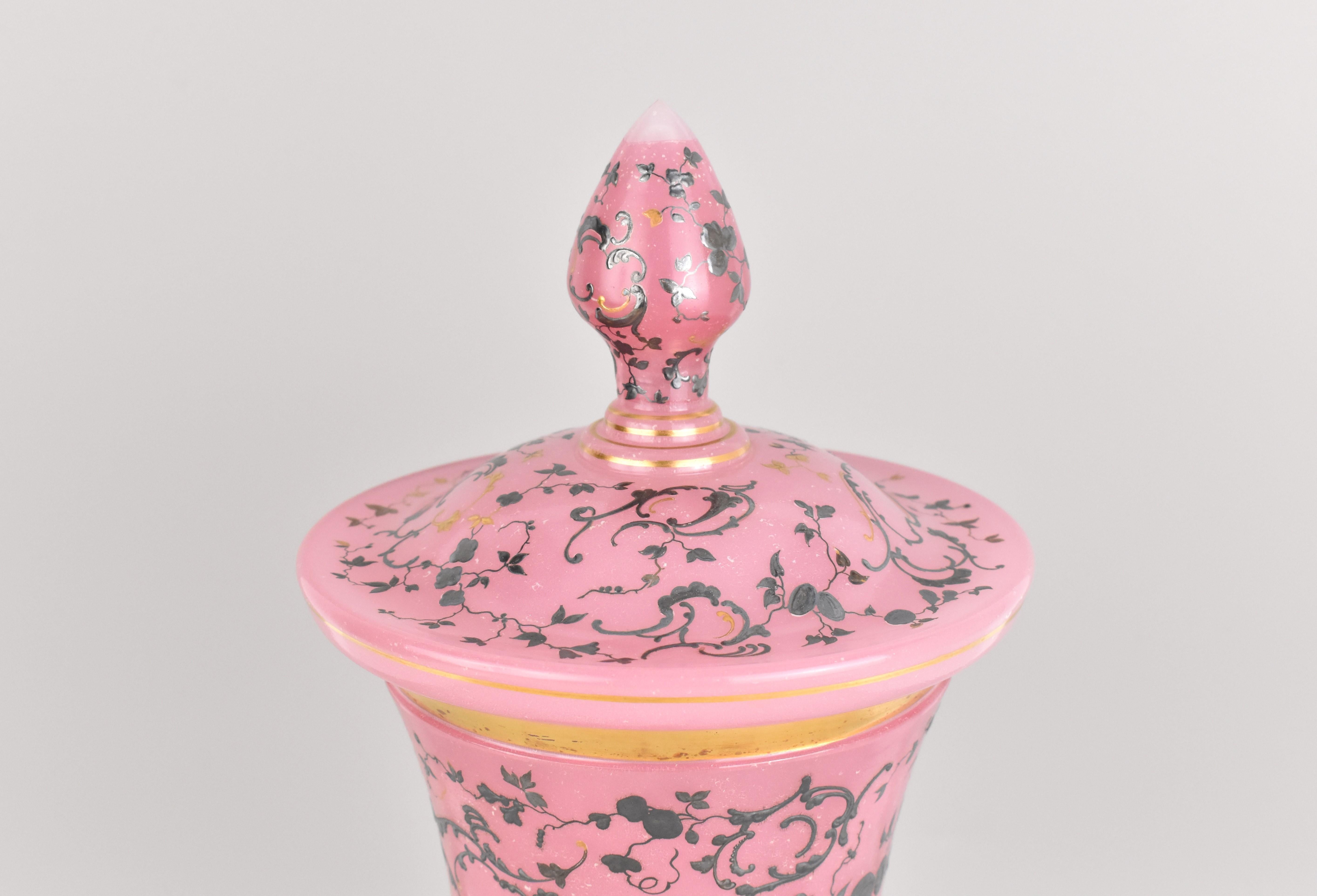 Antique gobelet de Bohème en verre émaillé d'opaline rose de Moser 19ème siècle en vente 1