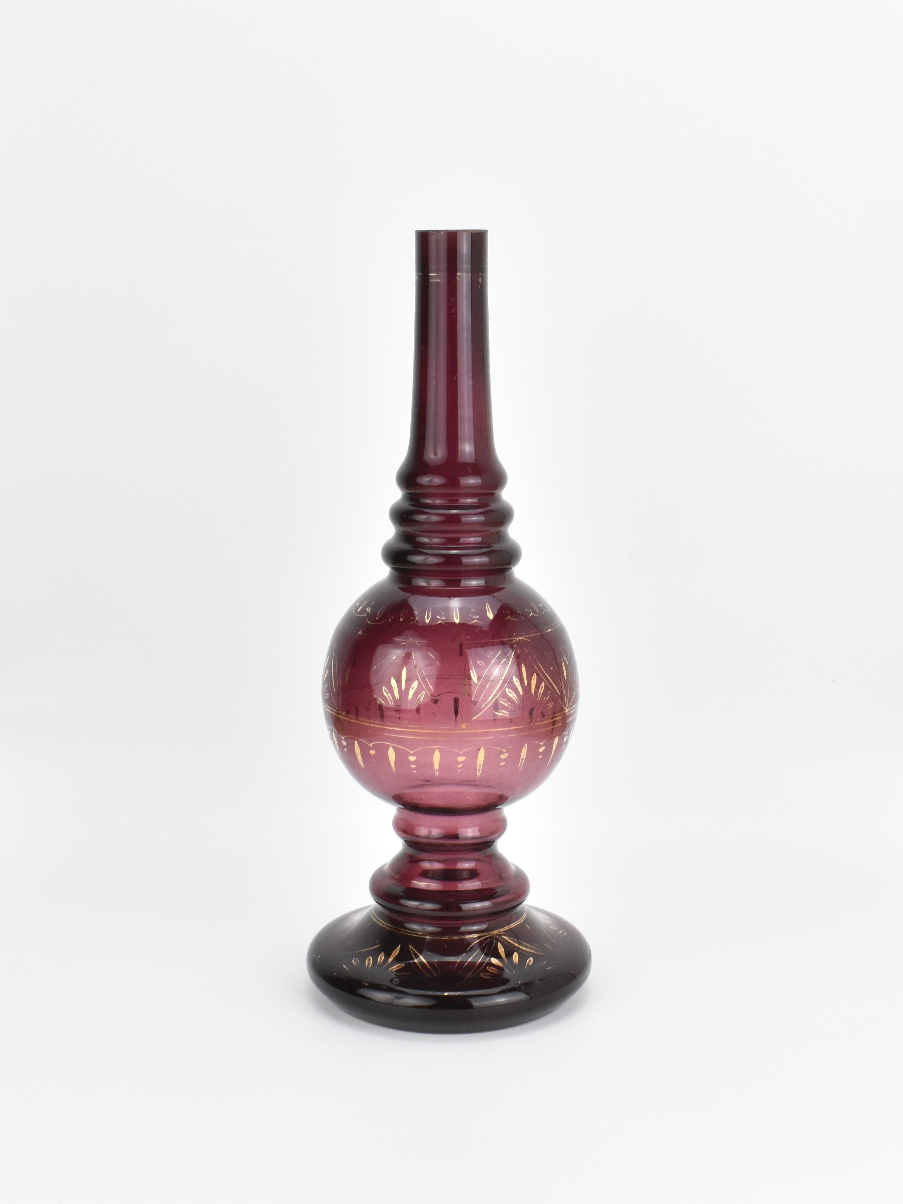 Questo antico spruzzatore di acqua di rose in vetro, soffiato a mano da rinomati vetrai boemi a metà del XIX secolo, è stato realizzato appositamente per il mercato islamico. Alto 33 cm, l'irrigatore è caratterizzato da un impressionante e insolito