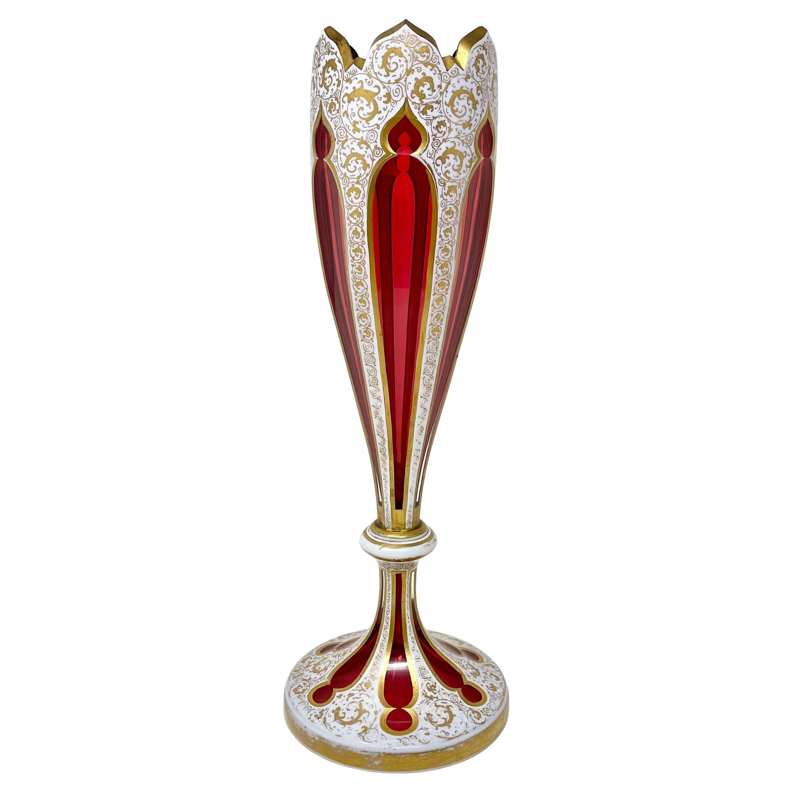 Autrichien Vase ancien en cristal rouge taillé de Bohème, recouvert de blanc et d'or, Circa 1900. en vente