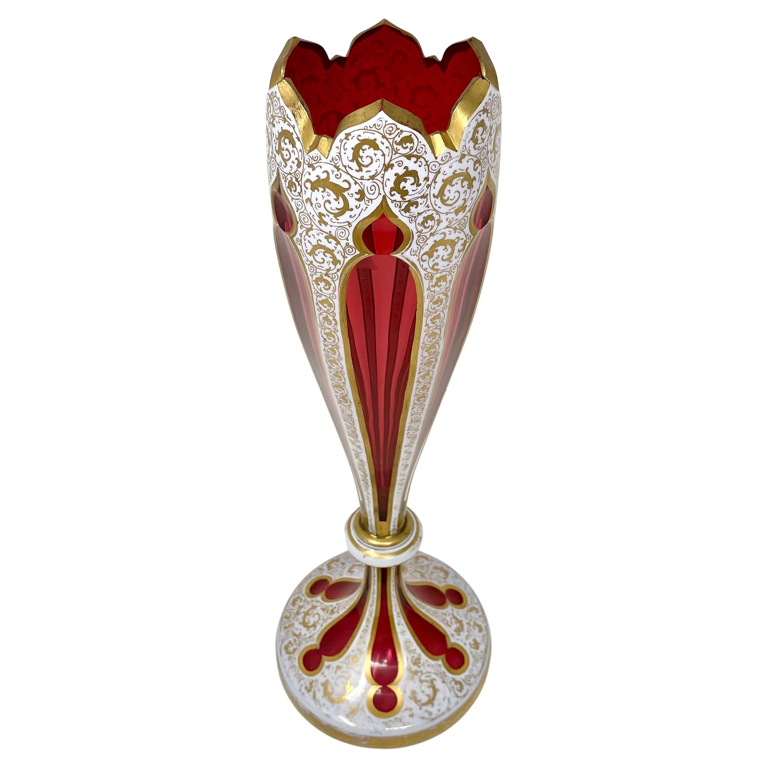 Vase ancien en cristal rouge taillé de Bohème, recouvert de blanc et d'or, Circa 1900. Bon état - En vente à New Orleans, LA