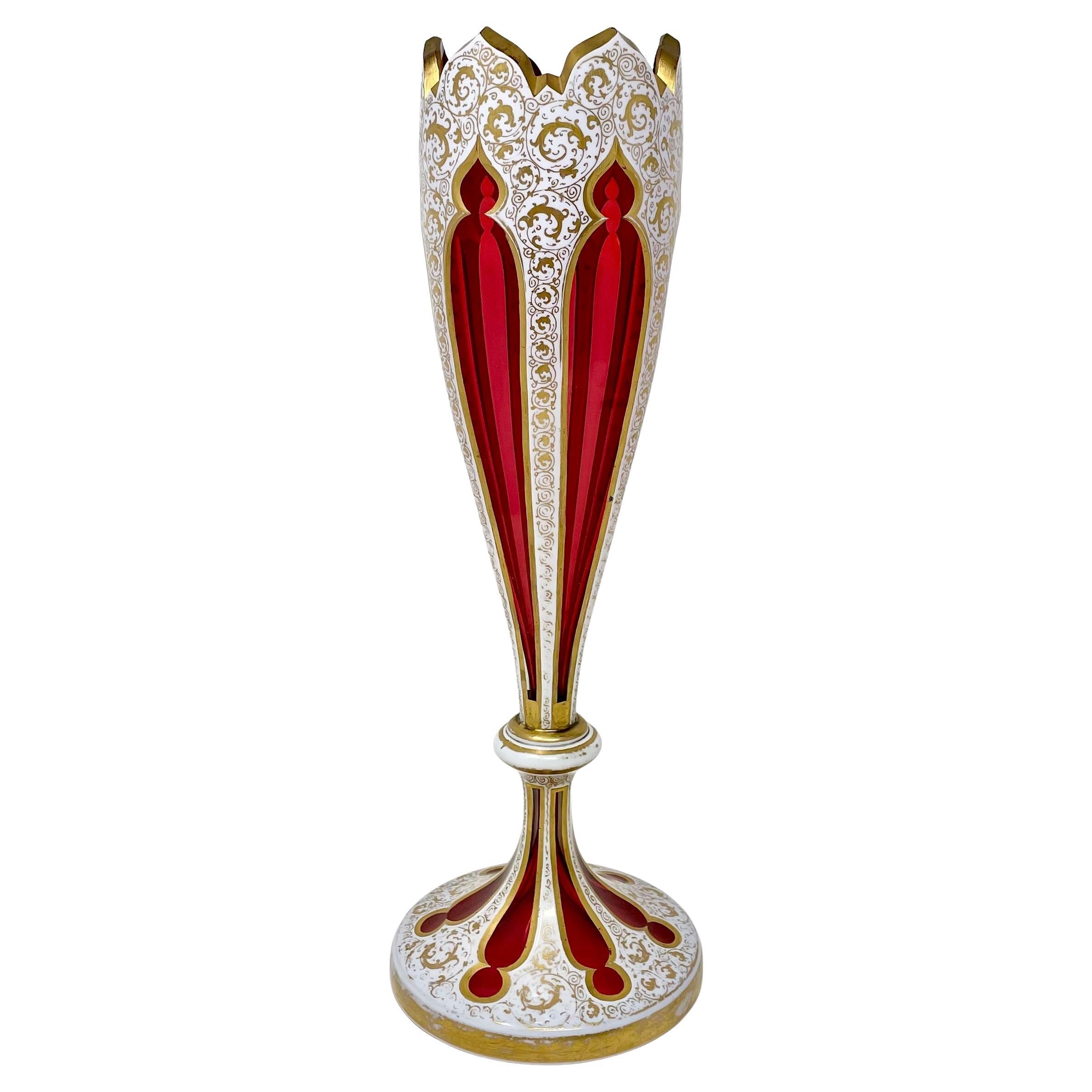 20ième siècle Vase ancien en cristal rouge taillé de Bohème, recouvert de blanc et d'or, Circa 1900. en vente
