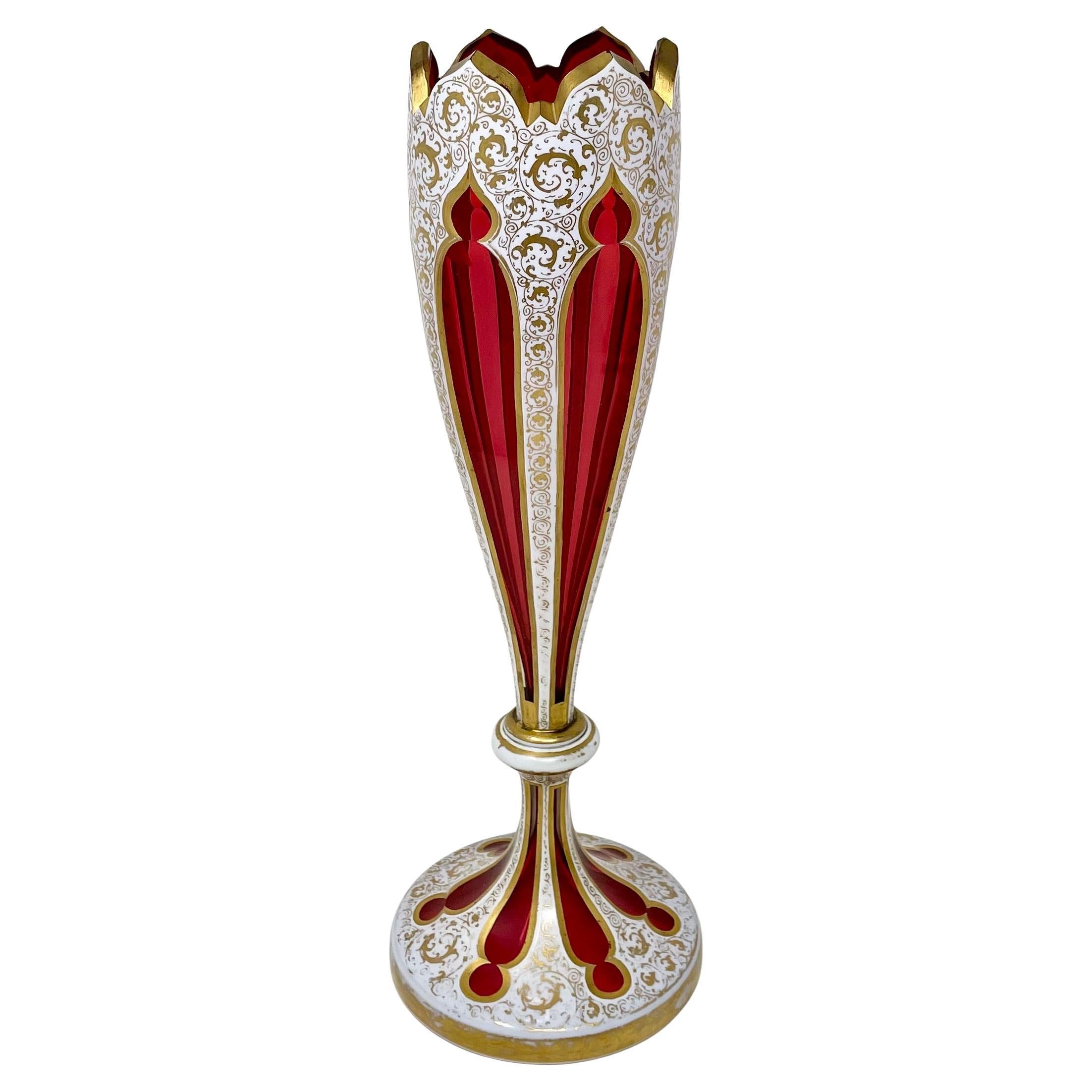 Cristal Vase ancien en cristal rouge taillé de Bohème, recouvert de blanc et d'or, Circa 1900. en vente