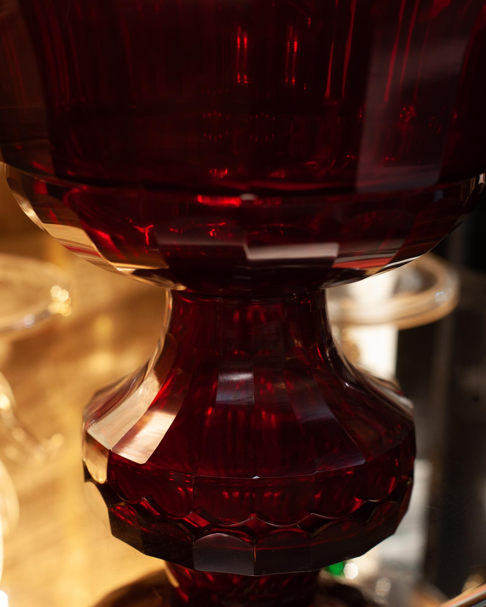 Bol ancien de Bohème en cristal rubis avec pied Bon état - En vente à Toronto, ON
