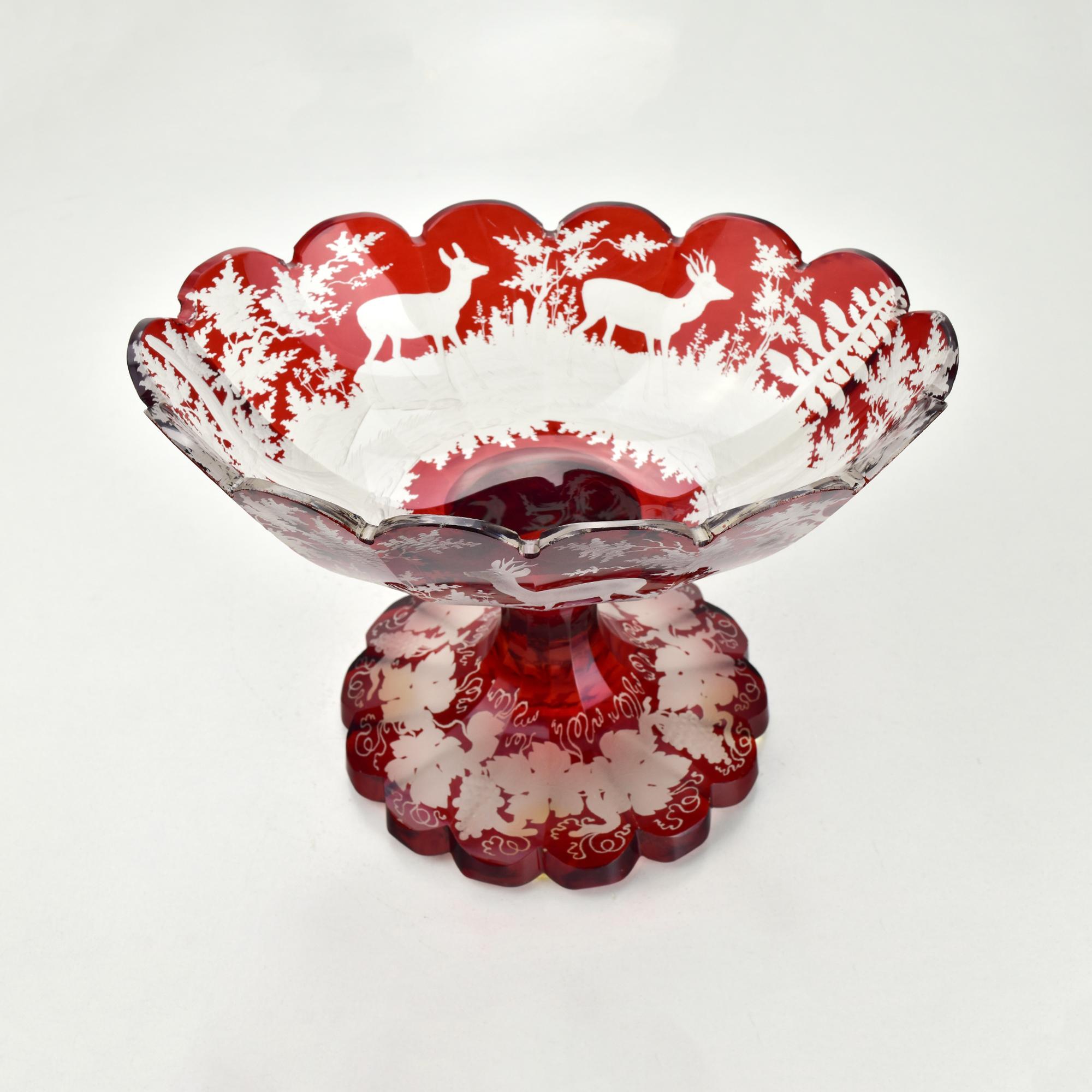 Antiguo Cuenco de Pedestal de Cristal Rubí Destellado de Bohemia con Escena de Ciervo y Bosque en venta 7