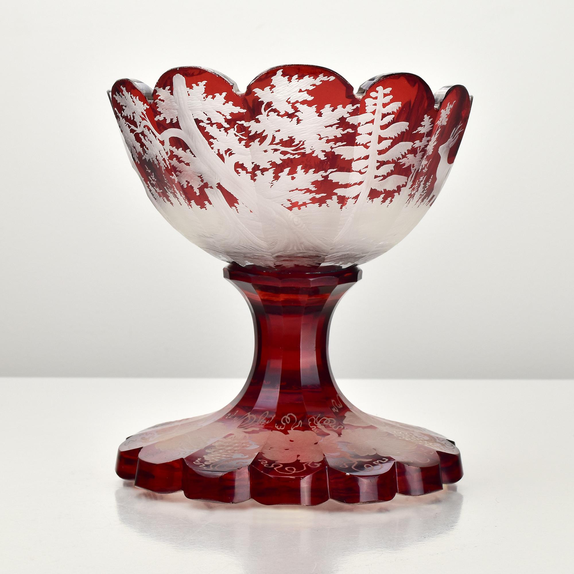 Antiguo Cuenco de Pedestal de Cristal Rubí Destellado de Bohemia con Escena de Ciervo y Bosque Bohemio en venta