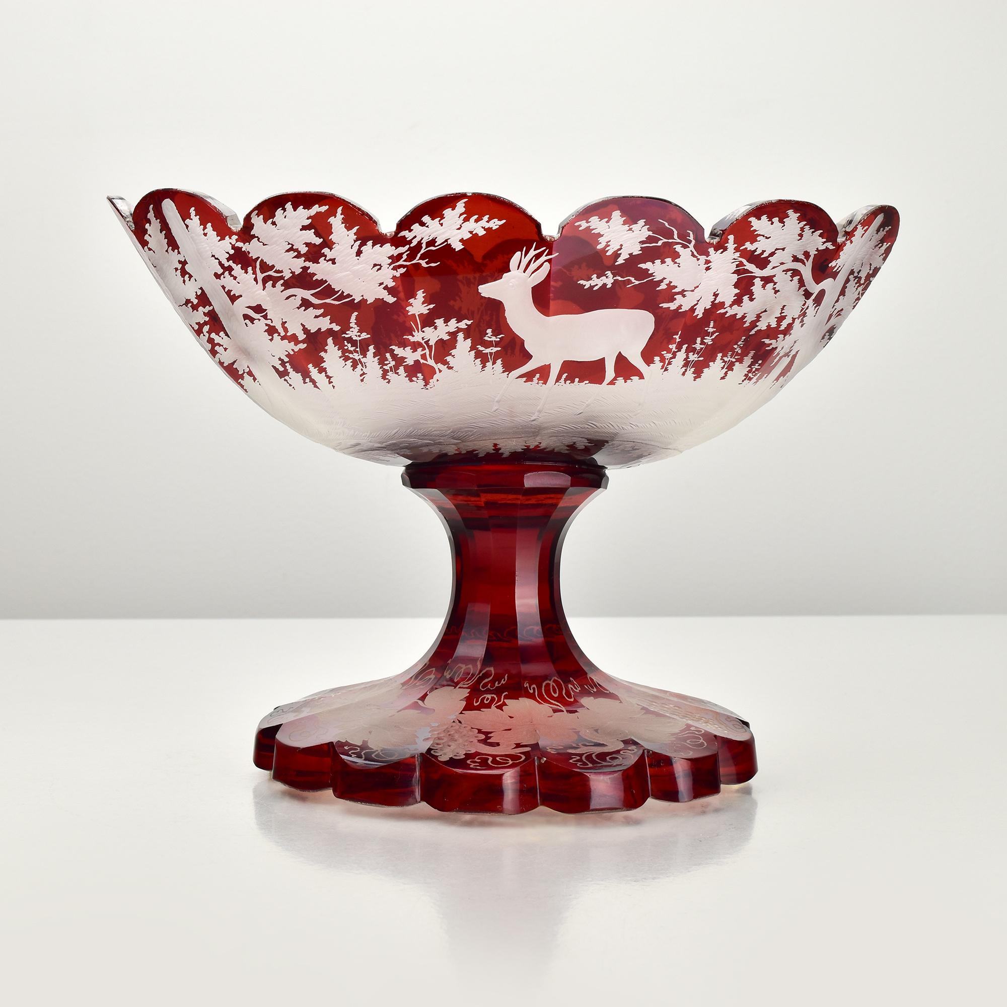 Antiguo Cuenco de Pedestal de Cristal Rubí Destellado de Bohemia con Escena de Ciervo y Bosque Checo en venta