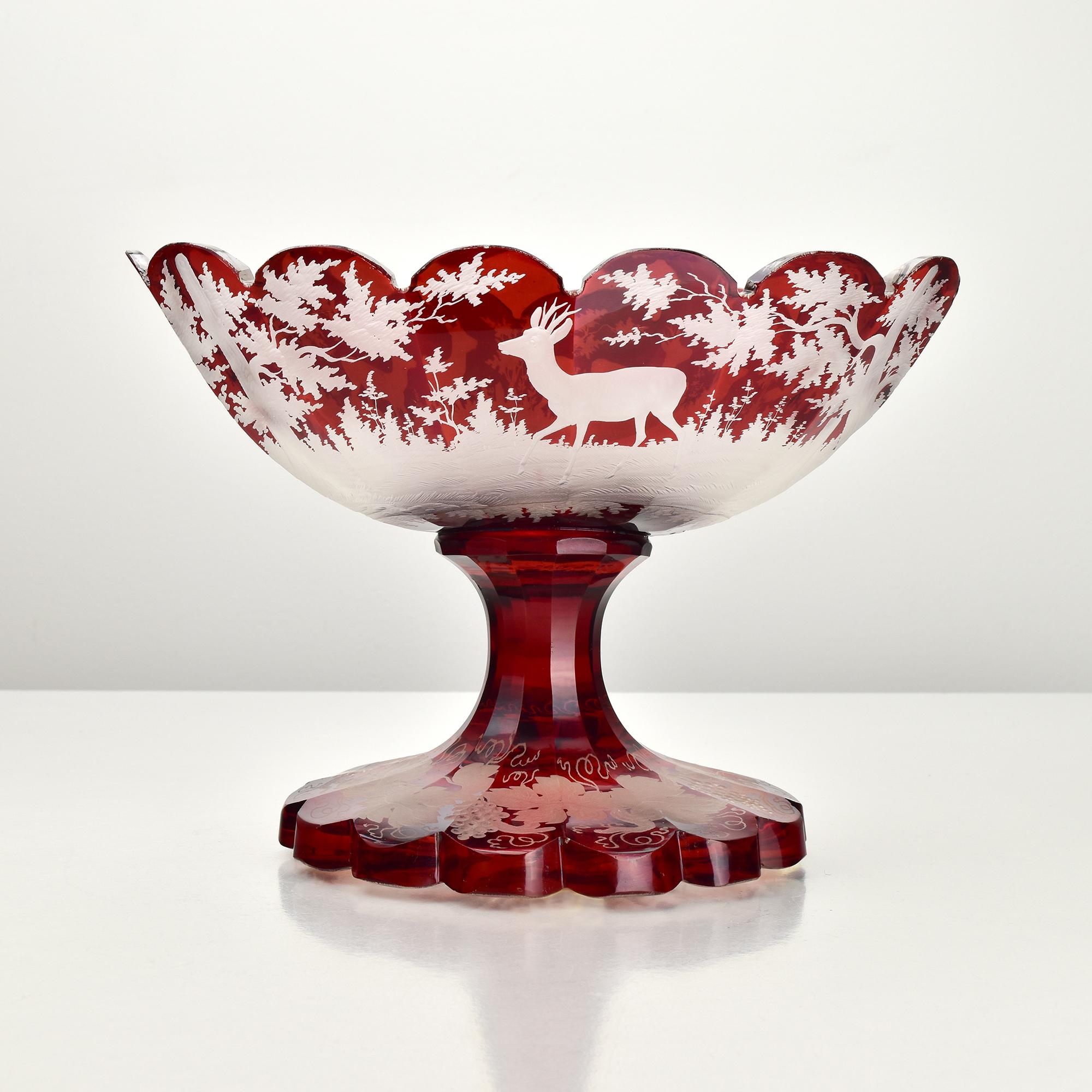 Antiguo Cuenco de Pedestal de Cristal Rubí Destellado de Bohemia con Escena de Ciervo y Bosque Hecho a mano en venta