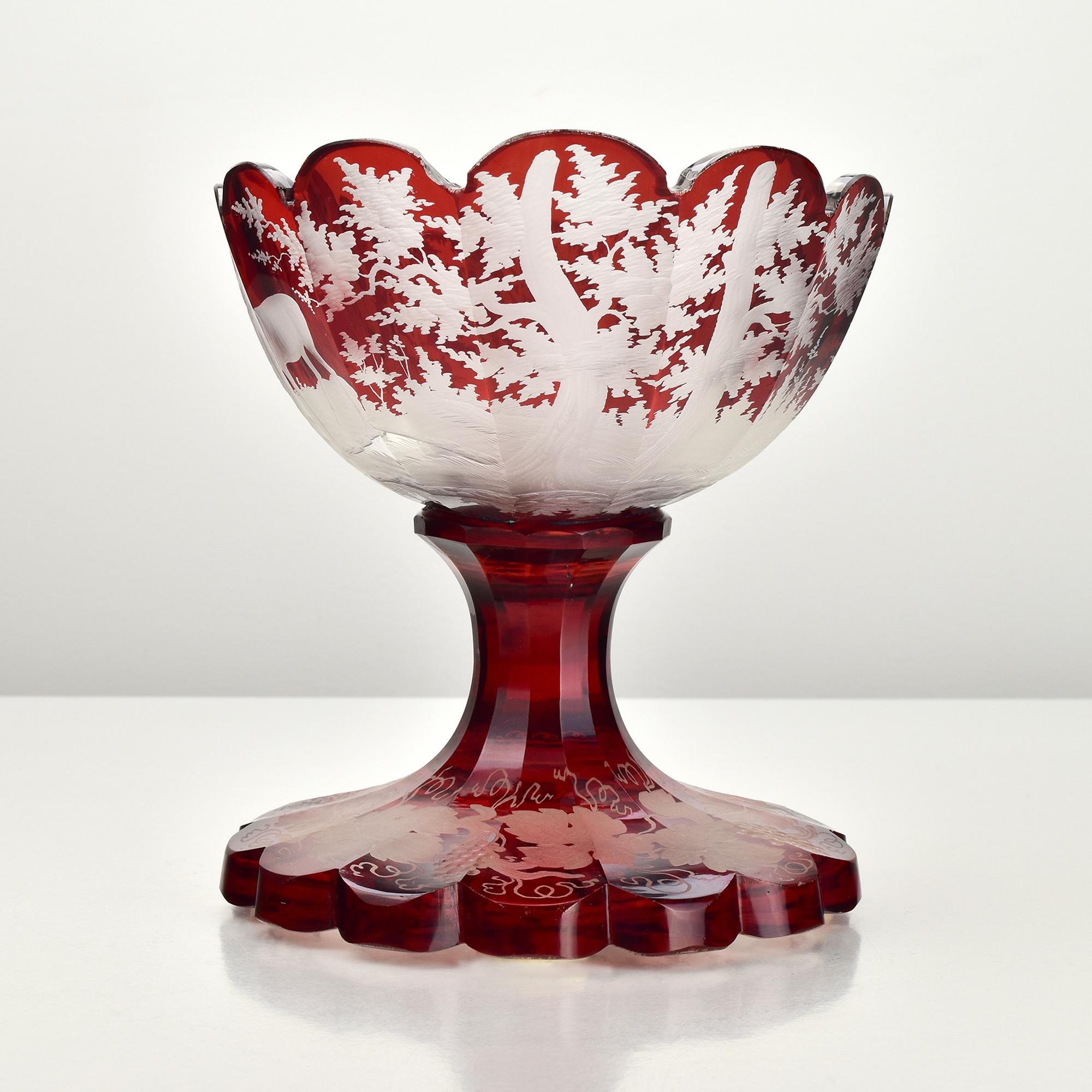 Antiguo Cuenco de Pedestal de Cristal Rubí Destellado de Bohemia con Escena de Ciervo y Bosque en Bueno estado para la venta en Bad Säckingen, DE