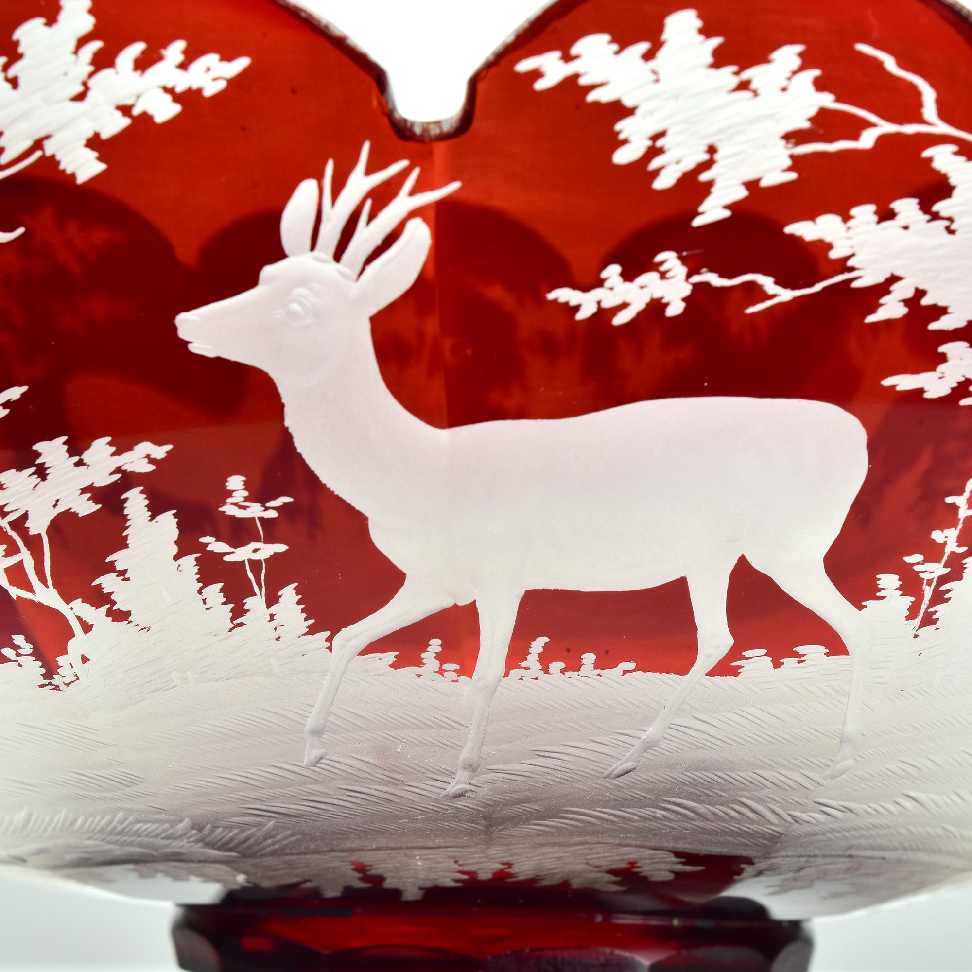 Antiguo Cuenco de Pedestal de Cristal Rubí Destellado de Bohemia con Escena de Ciervo y Bosque en venta 1