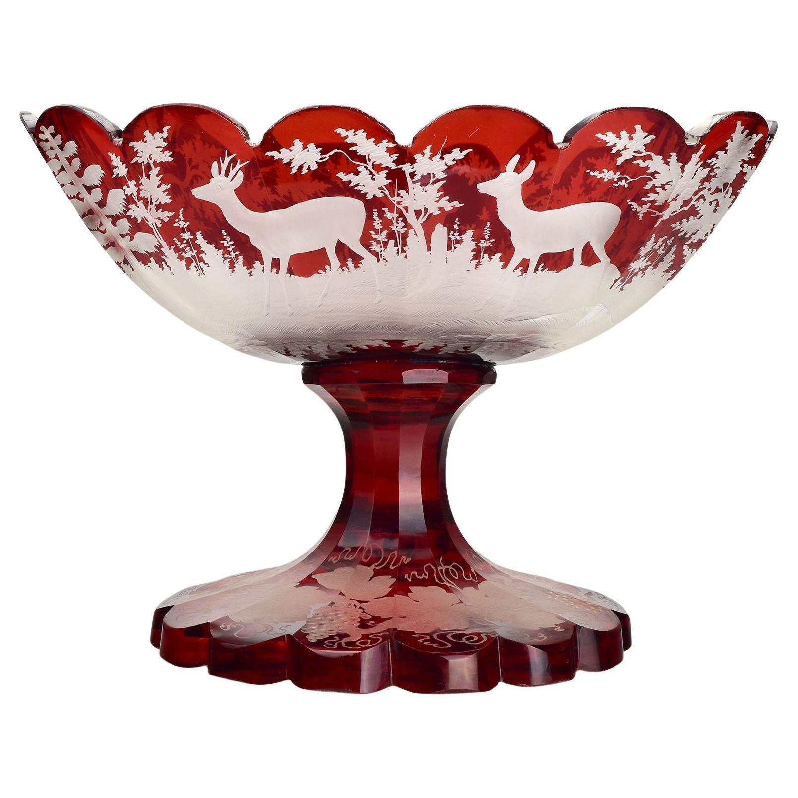 Antiguo Cuenco de Pedestal de Cristal Rubí Destellado de Bohemia con Escena de Ciervo y Bosque en venta