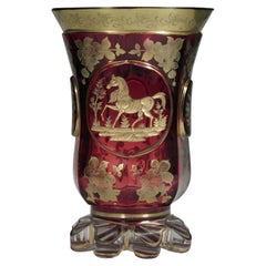Ancien motif bohémien en verre rubis peint en or représentant une fleur de cheval, 19ème siècle