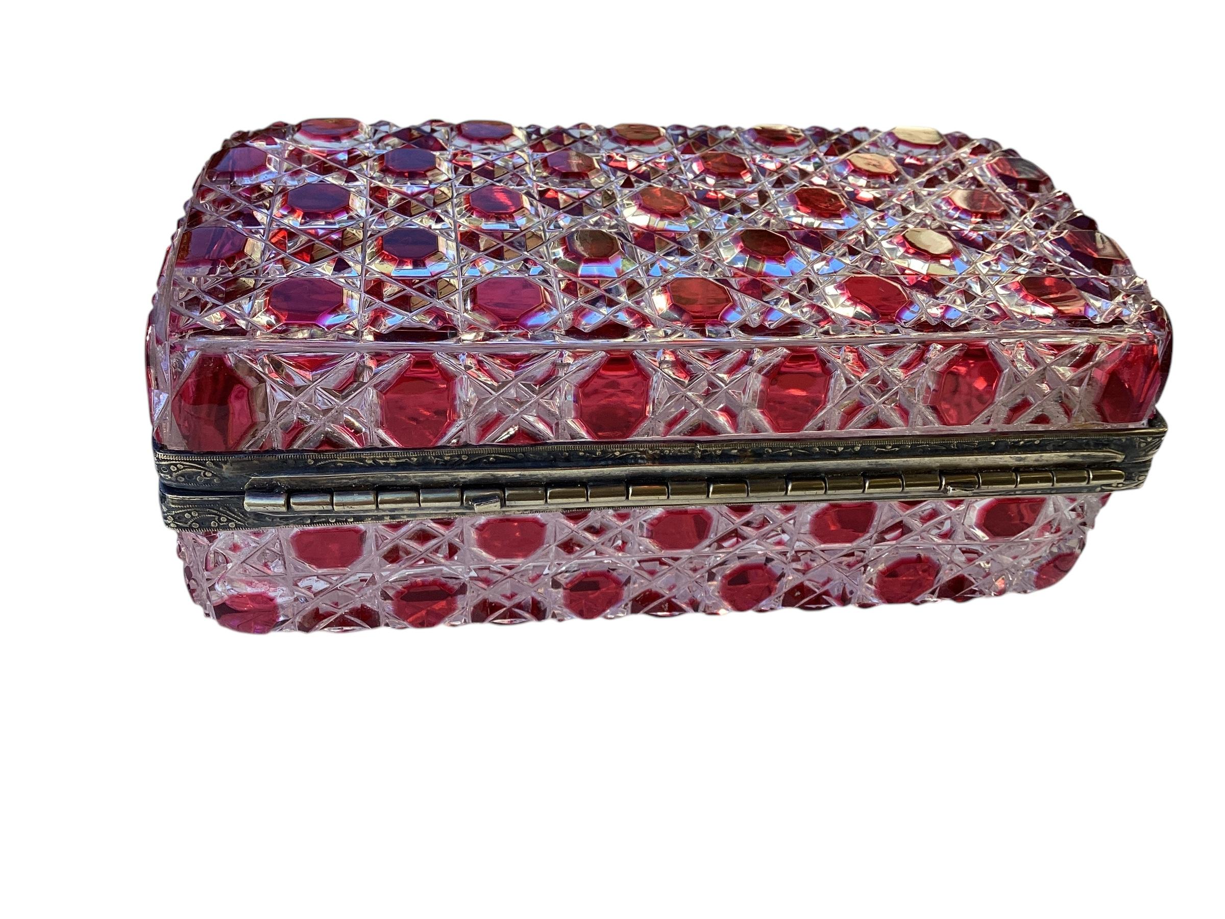 Caja Antigua de Cristal Rojo Rubí de Bohemia Tallado a Transparente. En muy buen estado, sin astillas ni roturas visibles.