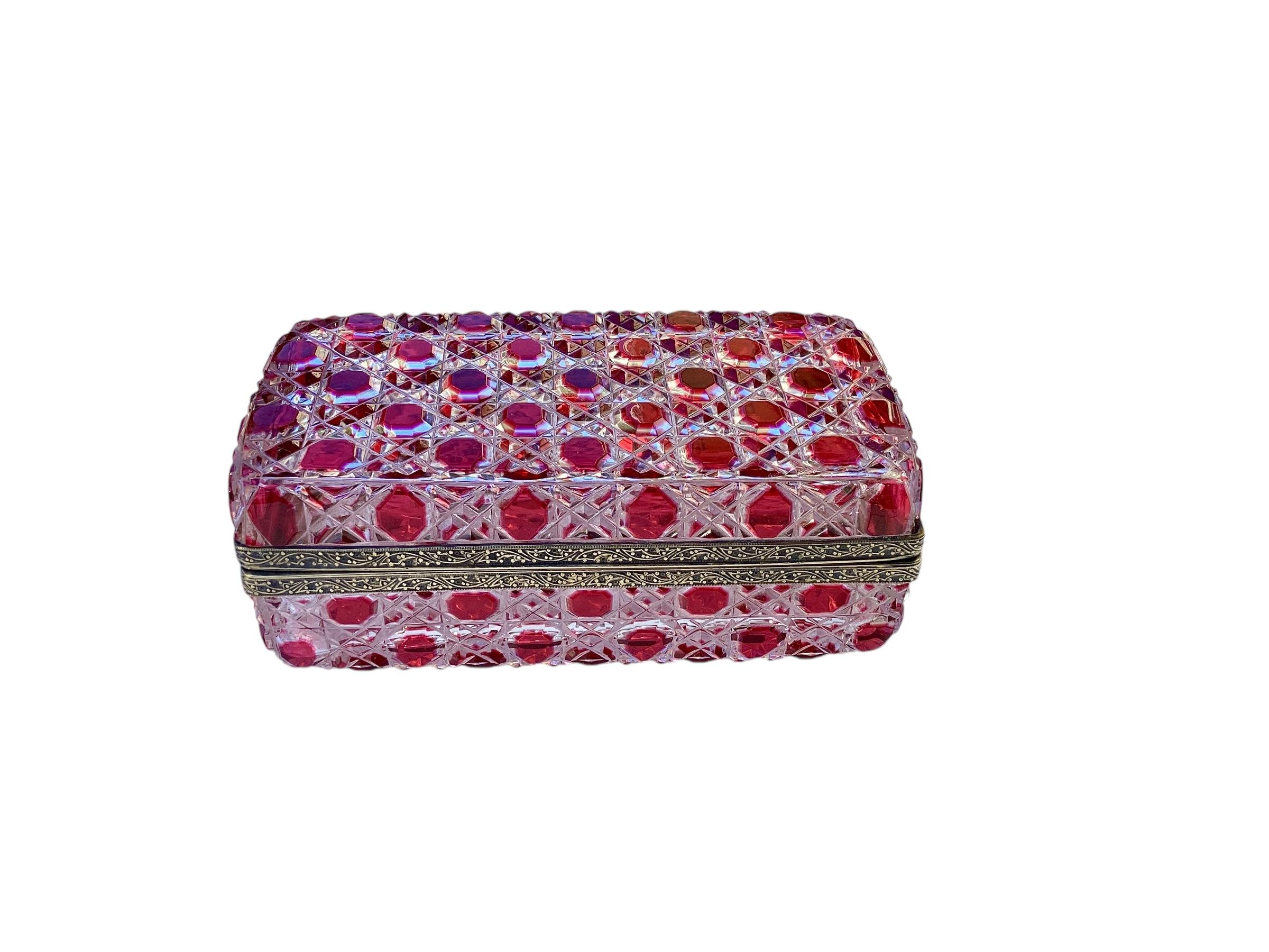 Caja Antigua de Cristal Rojo Rubí de Bohemia Tallado a Transparente en Bueno estado para la venta en Chapel Hill, NC
