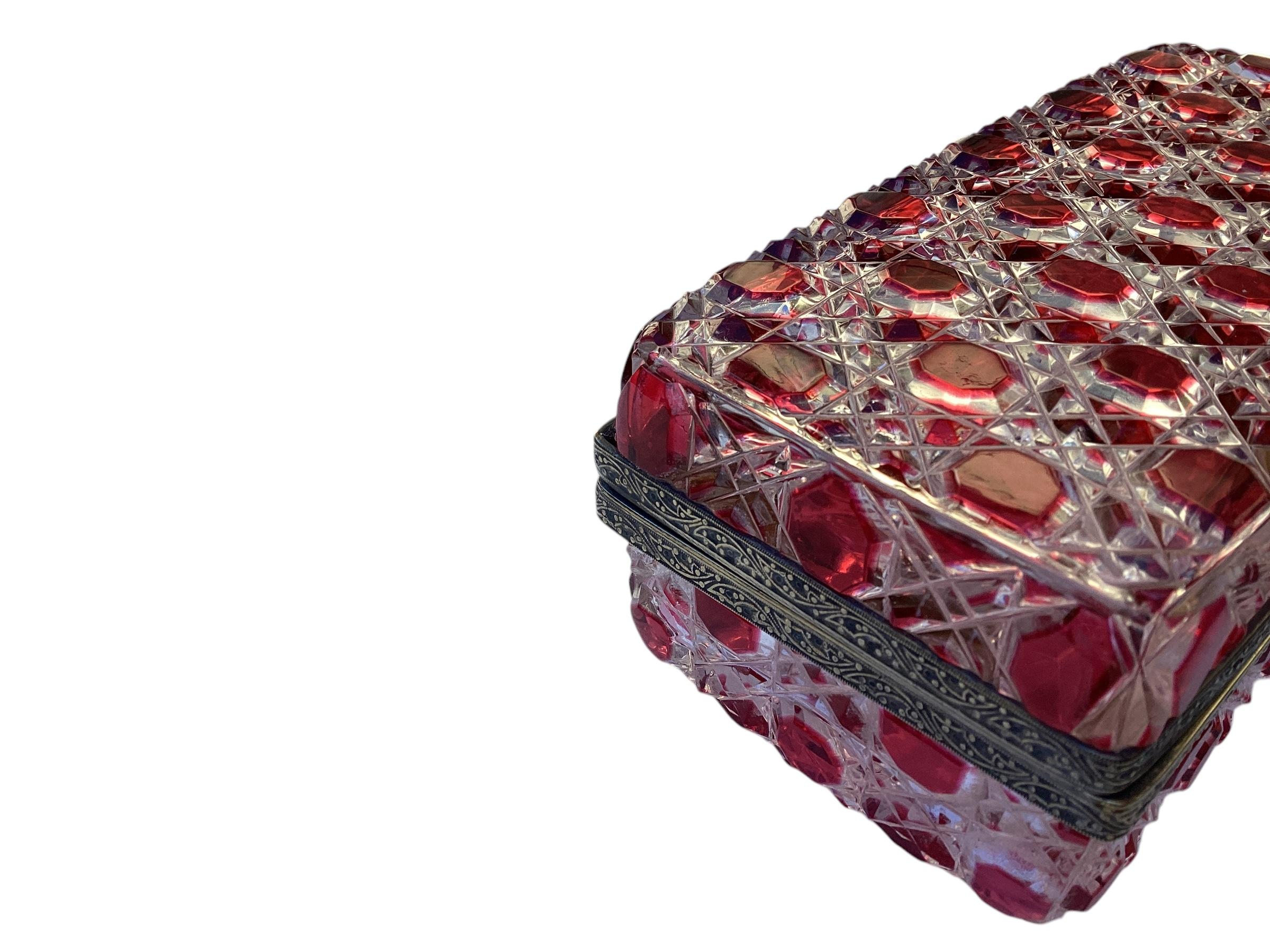 Caja Antigua de Cristal Rojo Rubí de Bohemia Tallado a Transparente en venta 1