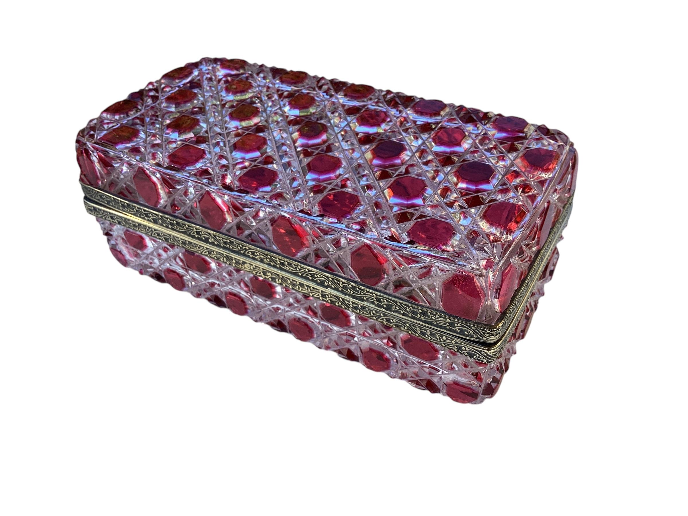 Caja Antigua de Cristal Rojo Rubí de Bohemia Tallado a Transparente en venta 2
