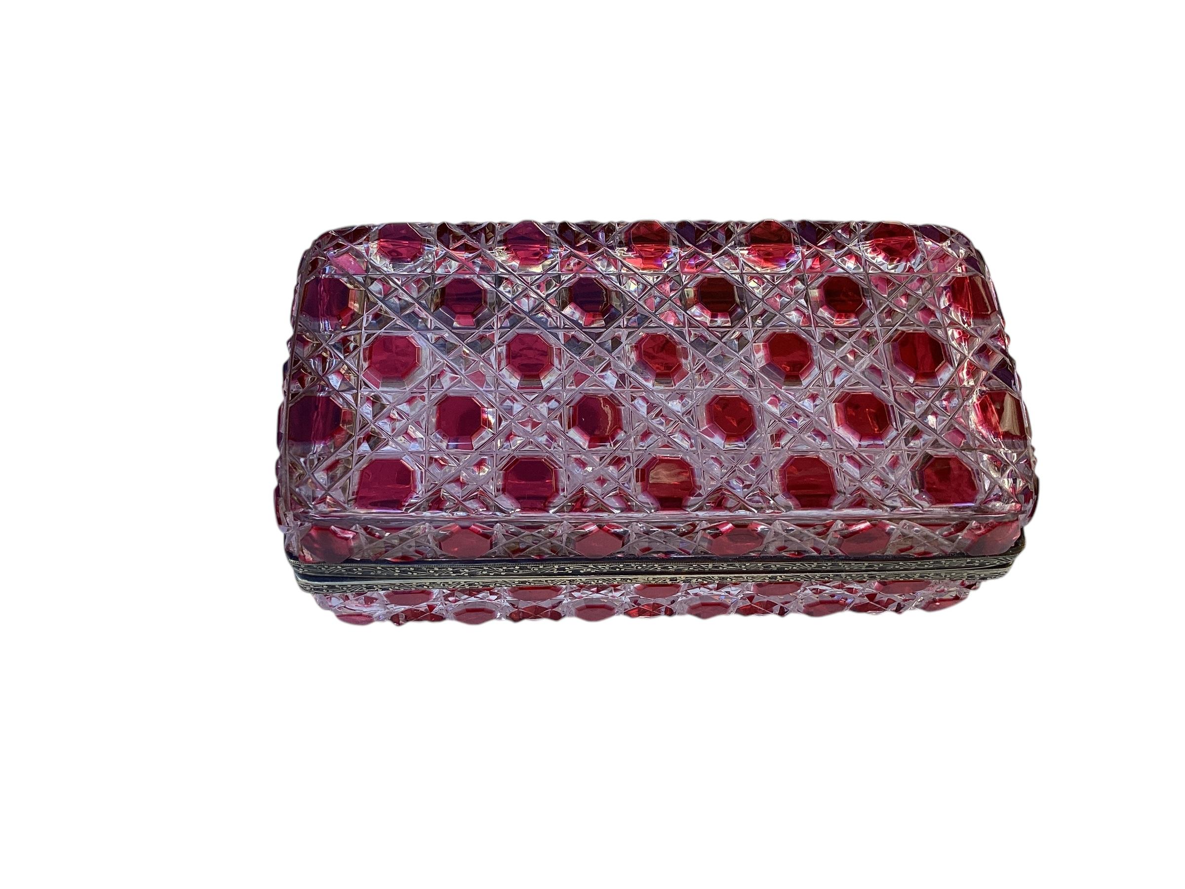 Caja Antigua de Cristal Rojo Rubí de Bohemia Tallado a Transparente en venta 3