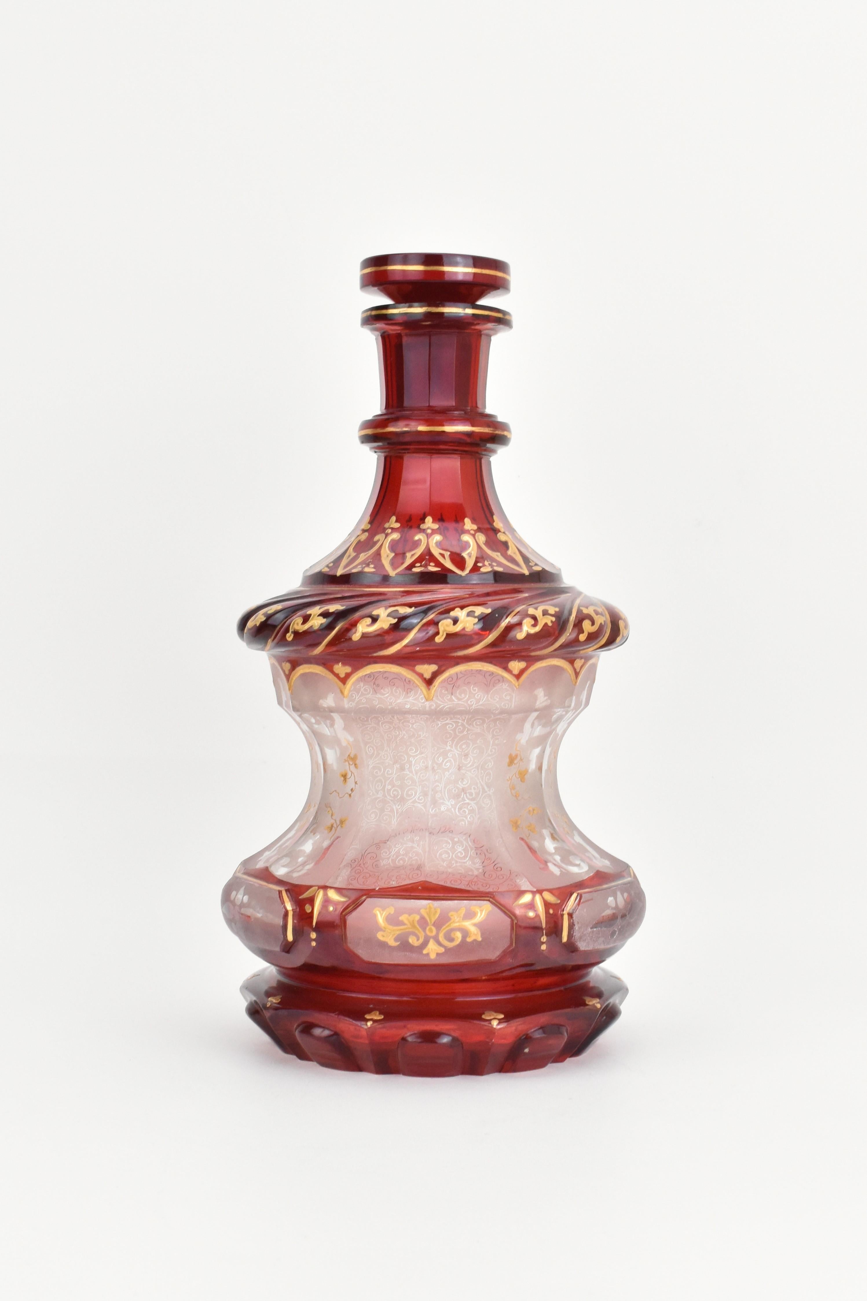 Este excepcional decantador bohemio de vidrio tallado rojo rubí del siglo XIX, con su tapón a juego, es una auténtica obra maestra de artesanía y diseño. Fabricada en cristal bicolor, la rica capa de color rojo rubí contrasta maravillosamente con el