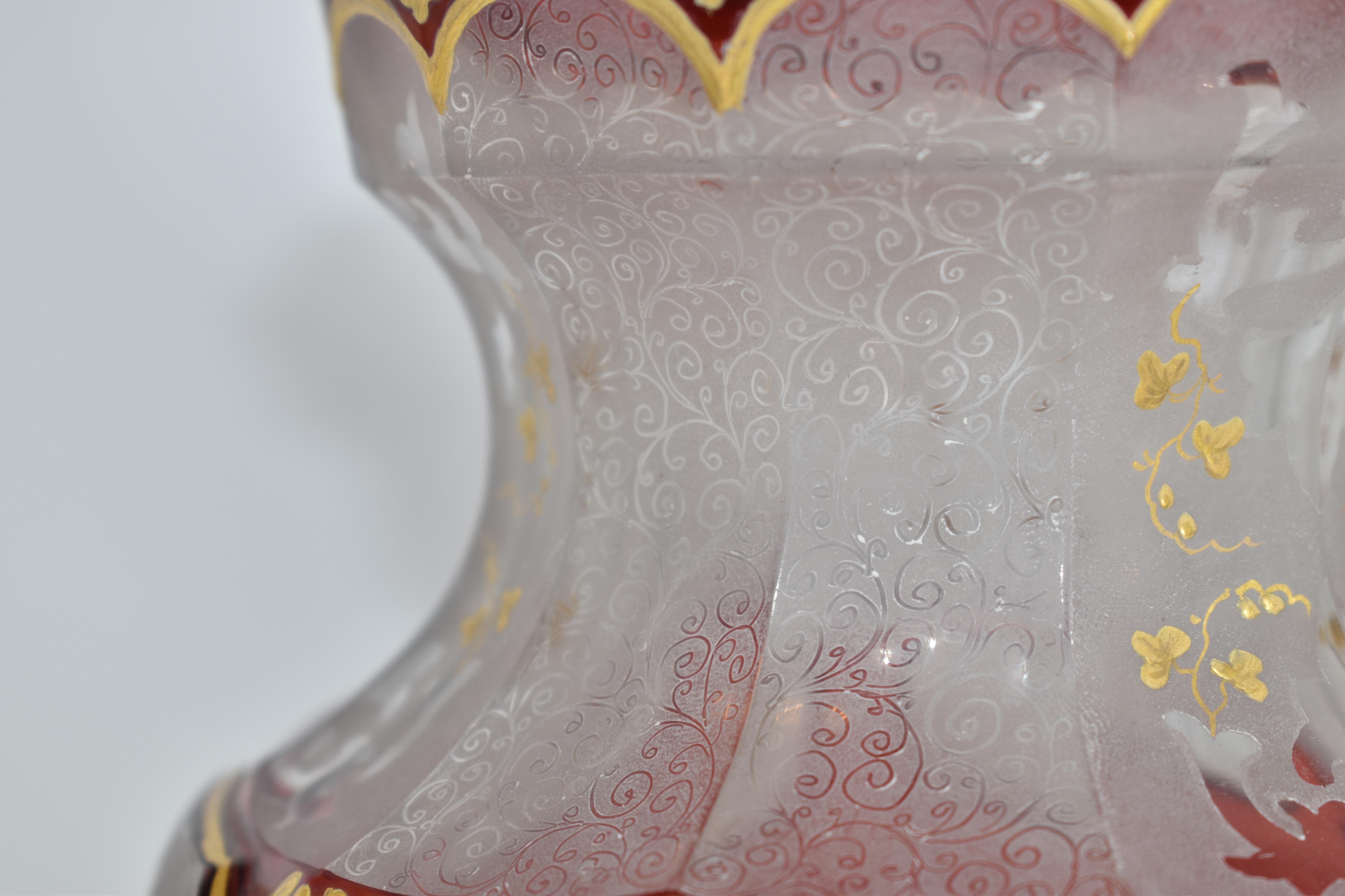 Antike böhmische Rubinrote emaillierte Glasflasche, 19. Jahrhundert im Angebot 3