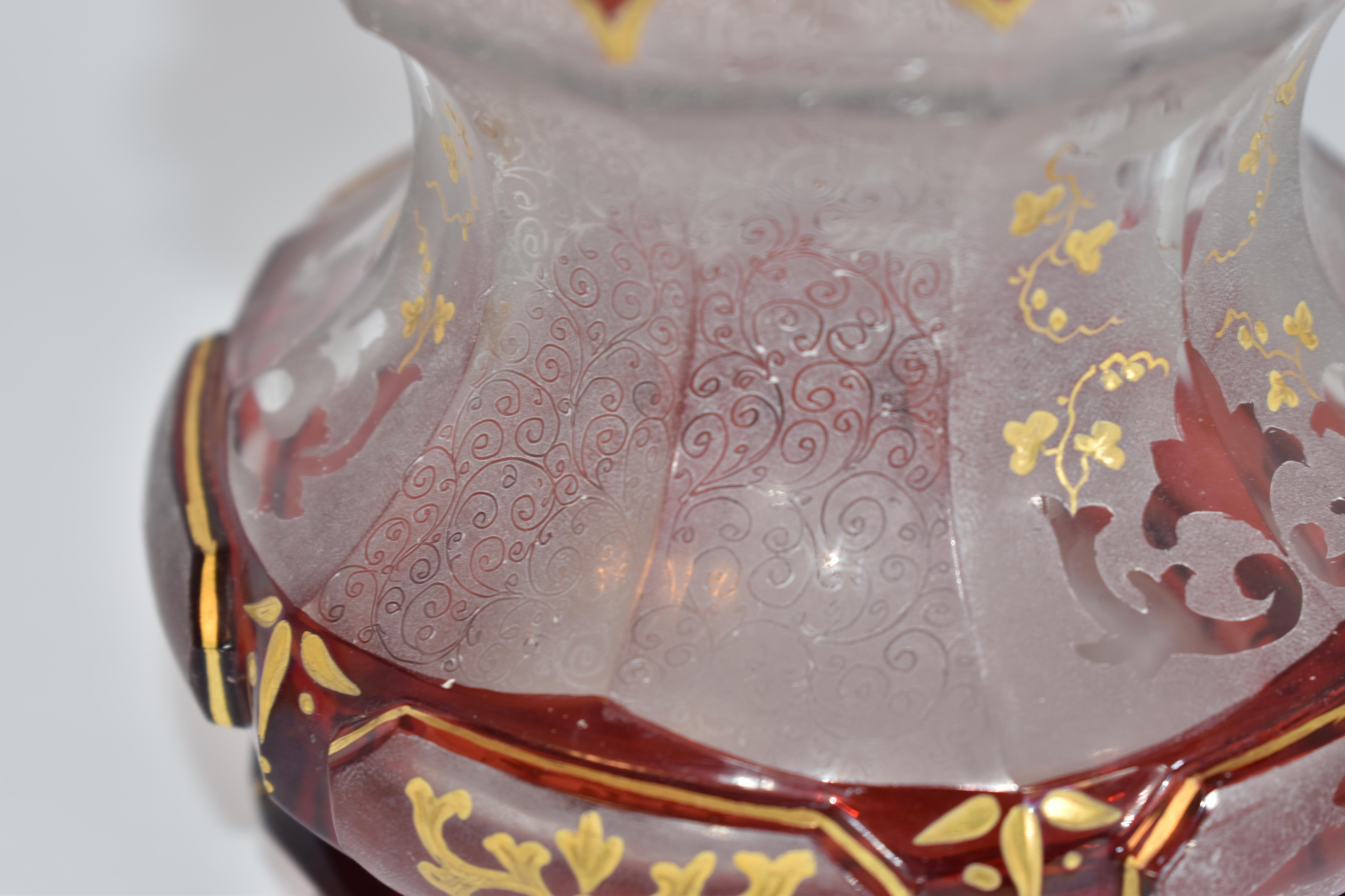 Bouteille ancienne en verre émaillé rouge rubis de Bohème, 19e siècle en vente 3