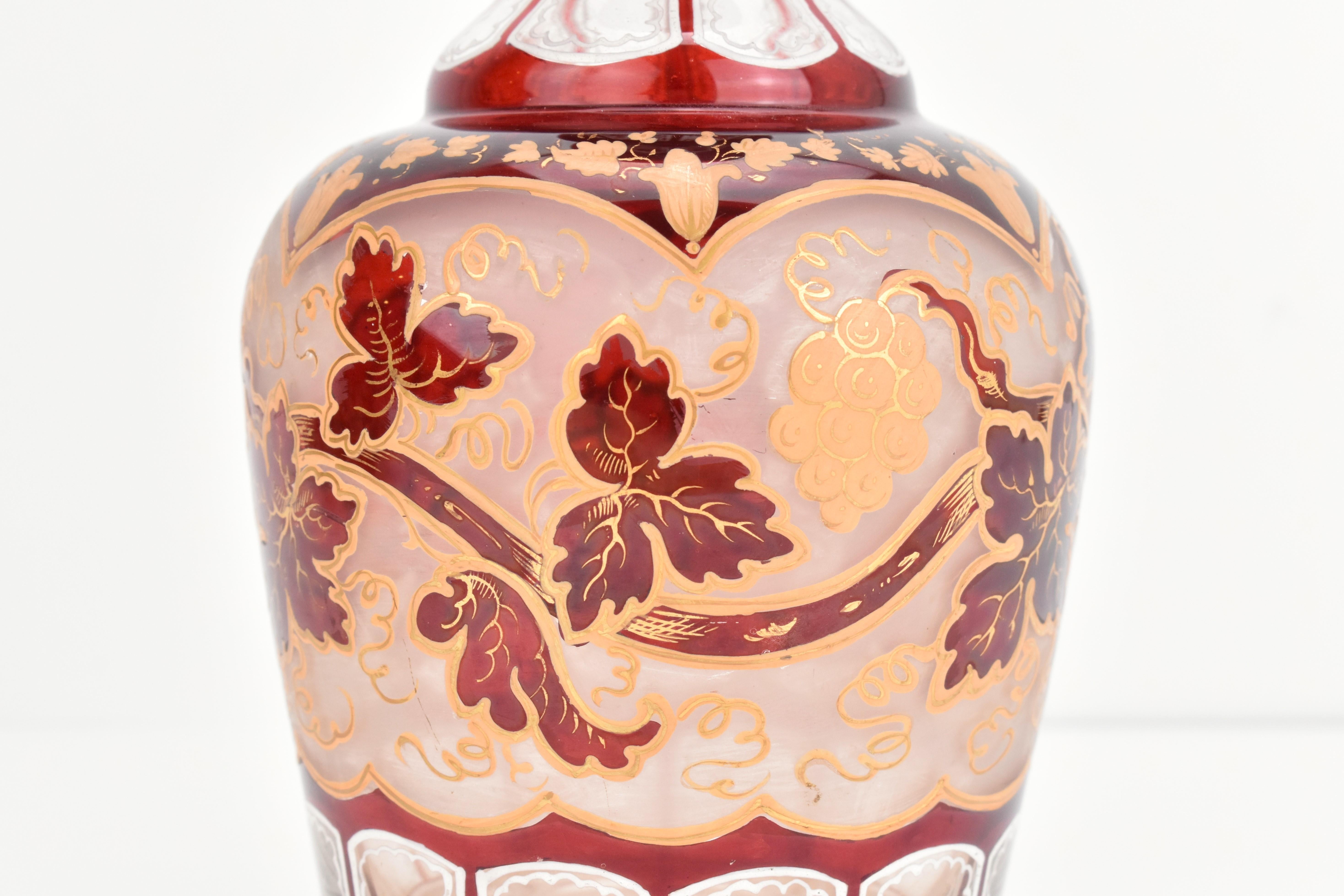 Antigua Botella y Plato de Vidrio Esmaltado Rojo Rubí de Bohemia, Siglo XIX siglo XIX en venta