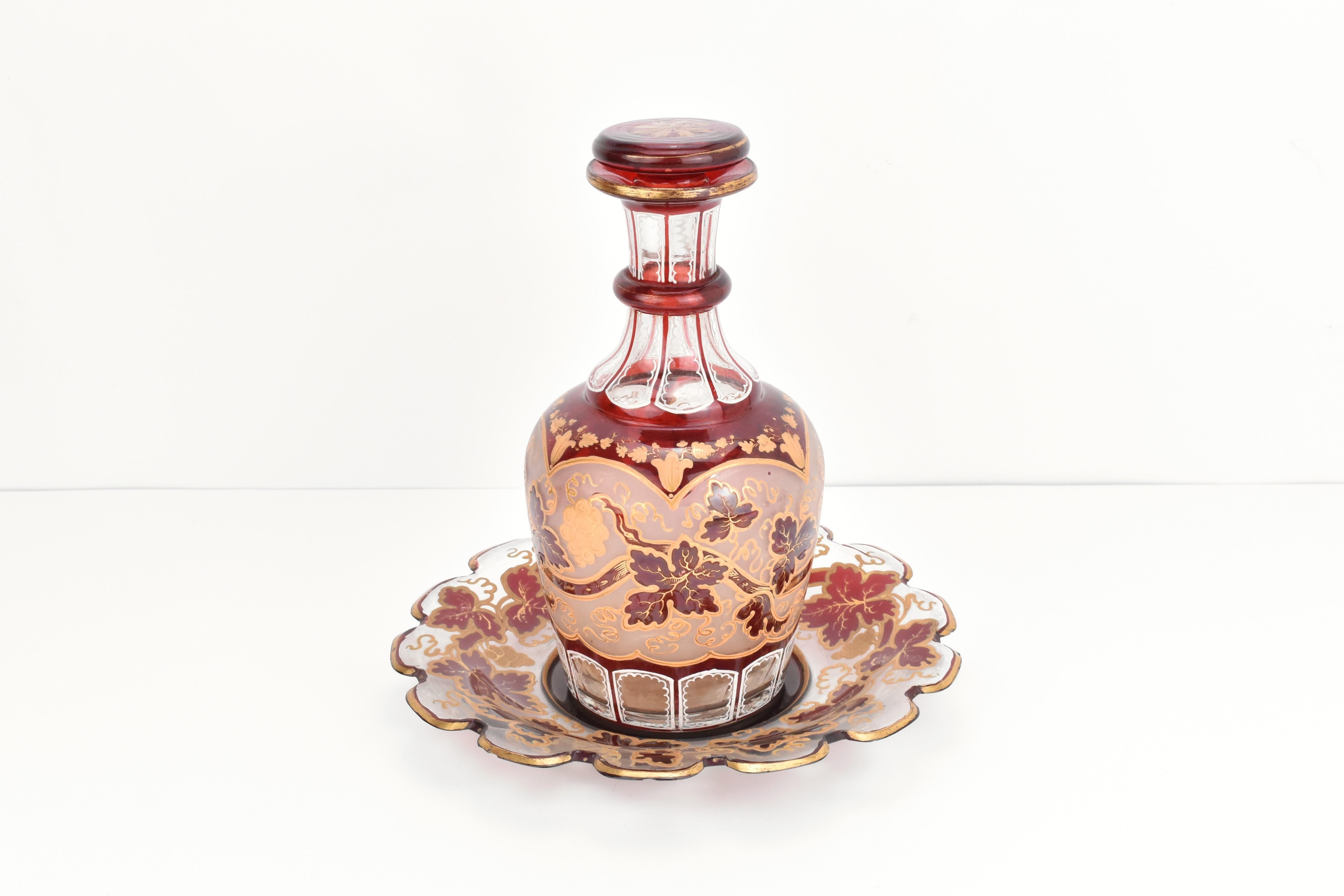 Exquisita Botella de Vidrio Rojo Rubí con Tapón y Plato/Cucharón a Juego - Bohemia, Siglo XIX

Este impresionante conjunto incluye una botella/decantador y un tapón, junto con un plato a juego, todo ello elaborado en vidrio soplado rojo rubí y