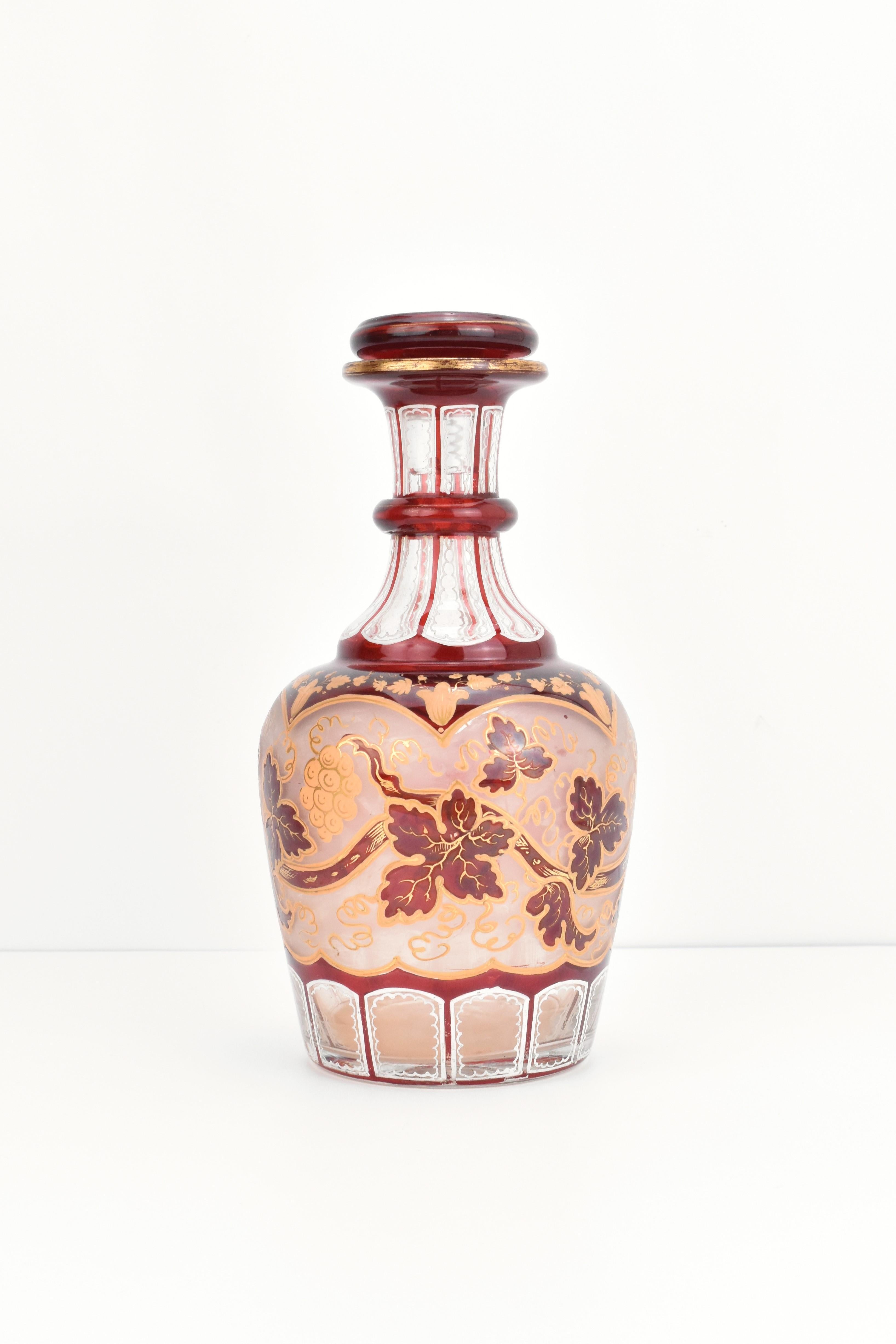 Antigua Botella y Plato de Vidrio Esmaltado Rojo Rubí de Bohemia, Siglo XIX Europeo en venta