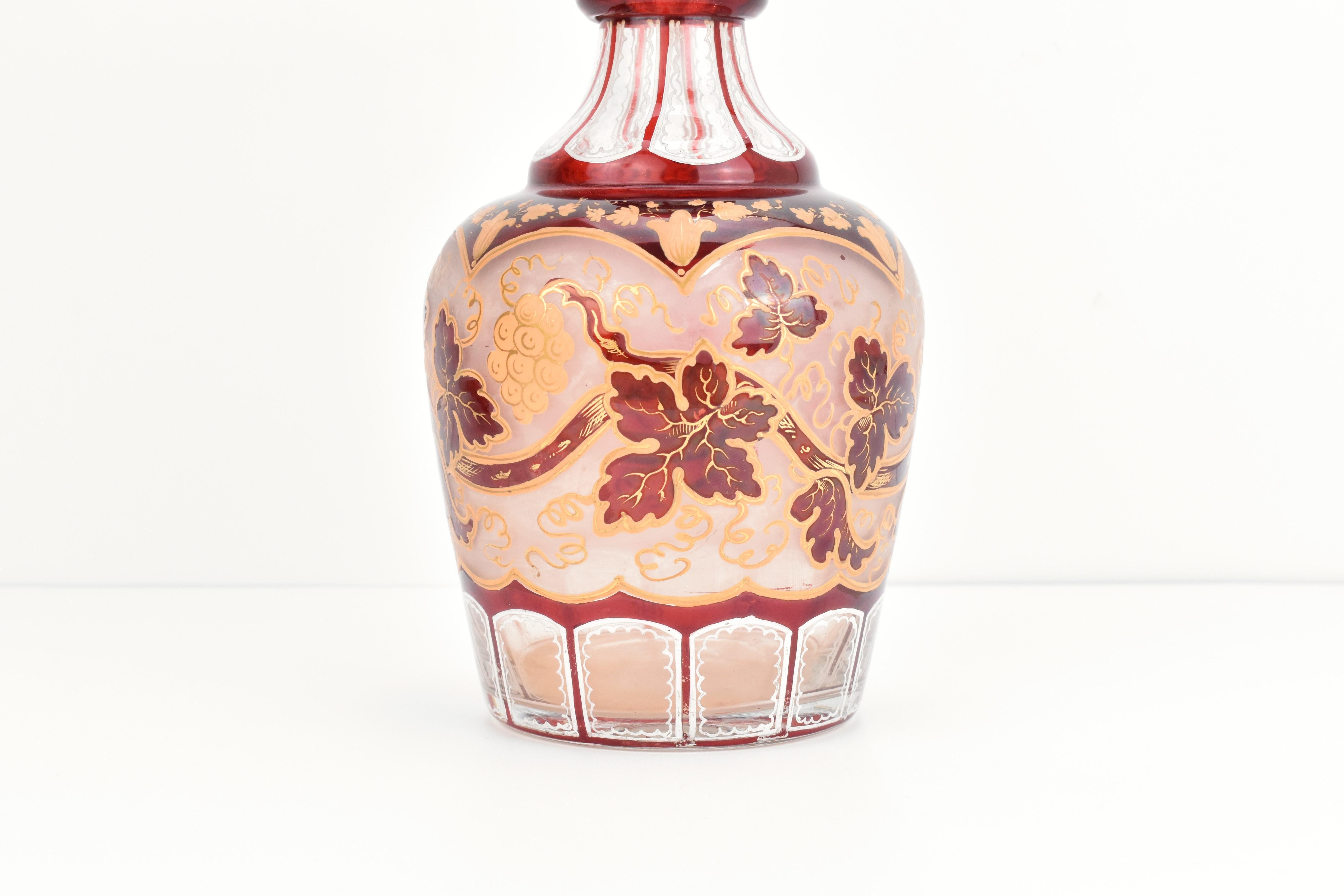 Antigua Botella y Plato de Vidrio Esmaltado Rojo Rubí de Bohemia, Siglo XIX en Bueno estado para la venta en Rostock, MV