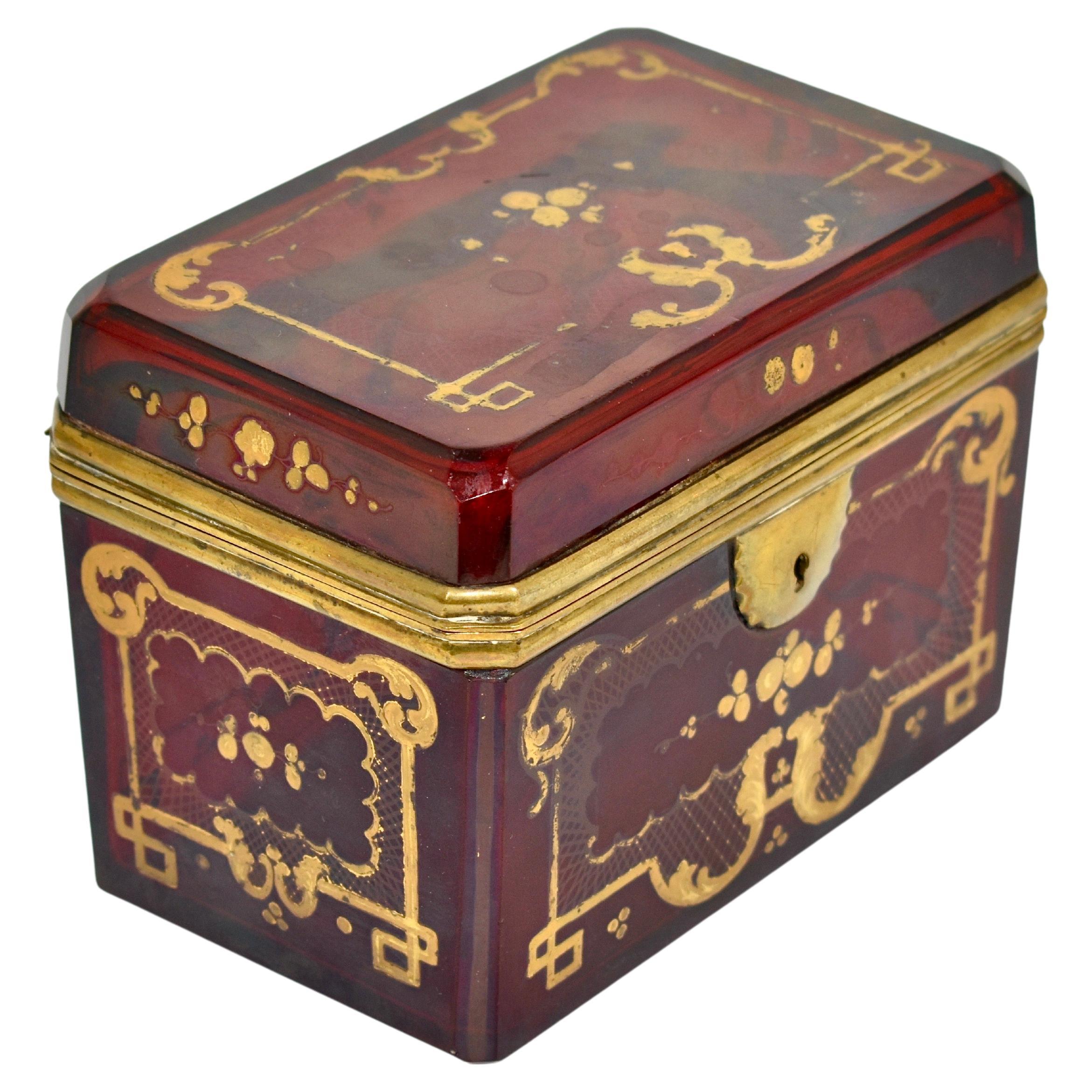 Fine jewelery casket box

High quality ruby red glass and hinged bronze mounts

Decorated all around with gilded enamel decoration

Bohemia, 19th century.