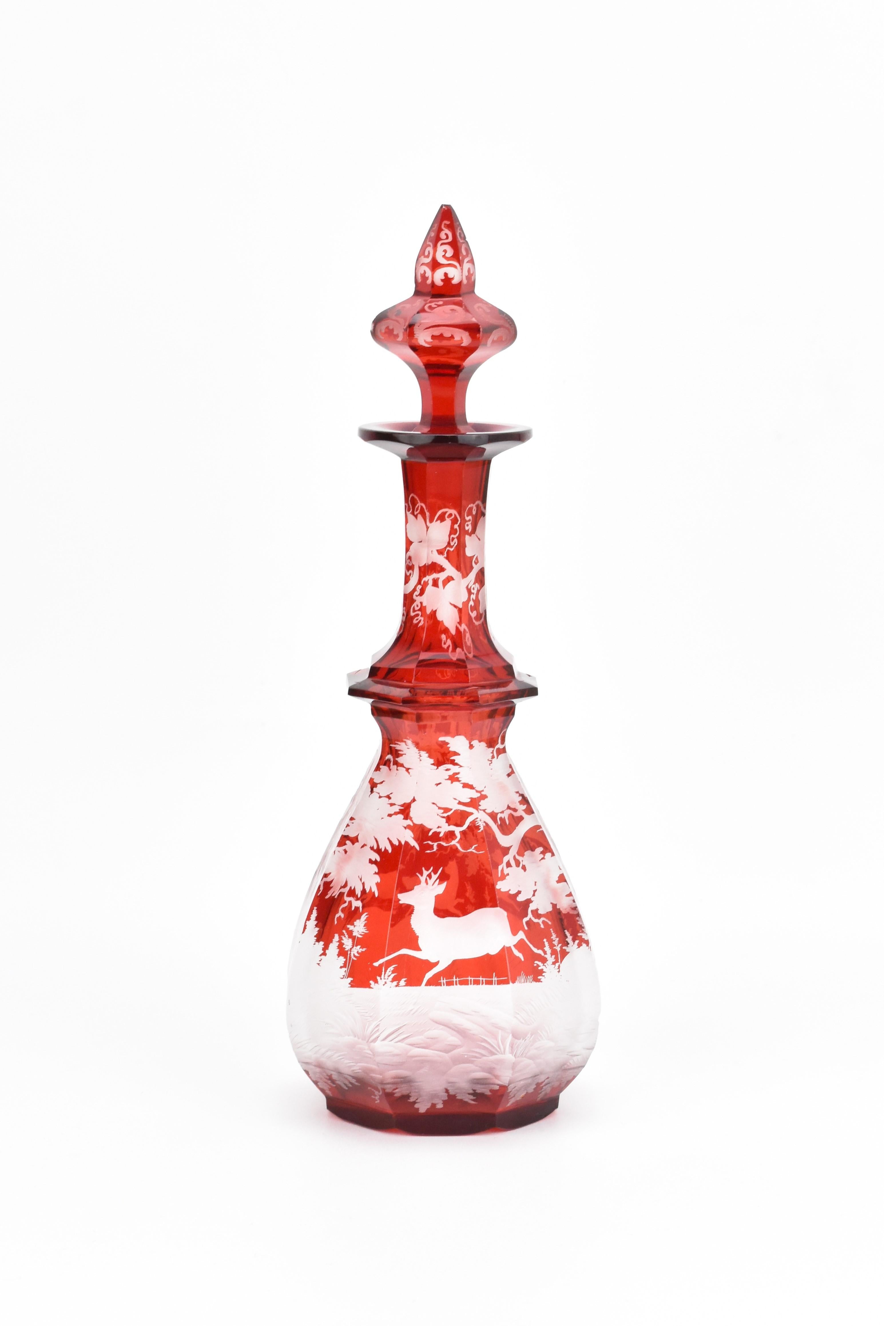Gravé Bouteille de parfum bohème ancienne en verre émaillé rouge rubis, 19ème siècle en vente