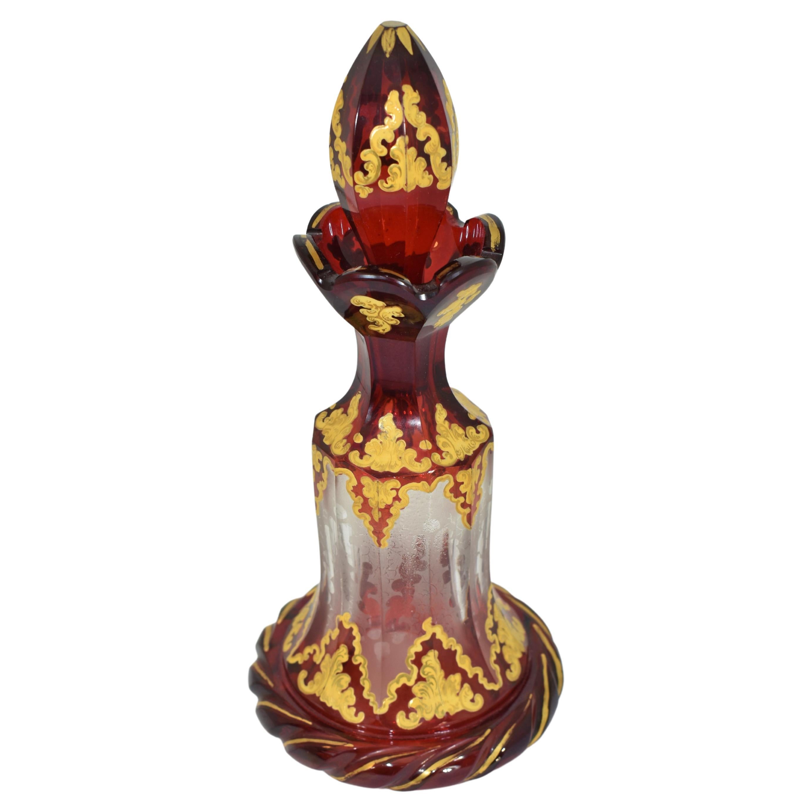 Émaillé Bouteille de parfum bohème ancienne en verre émaillé rouge rubis, 19ème siècle en vente